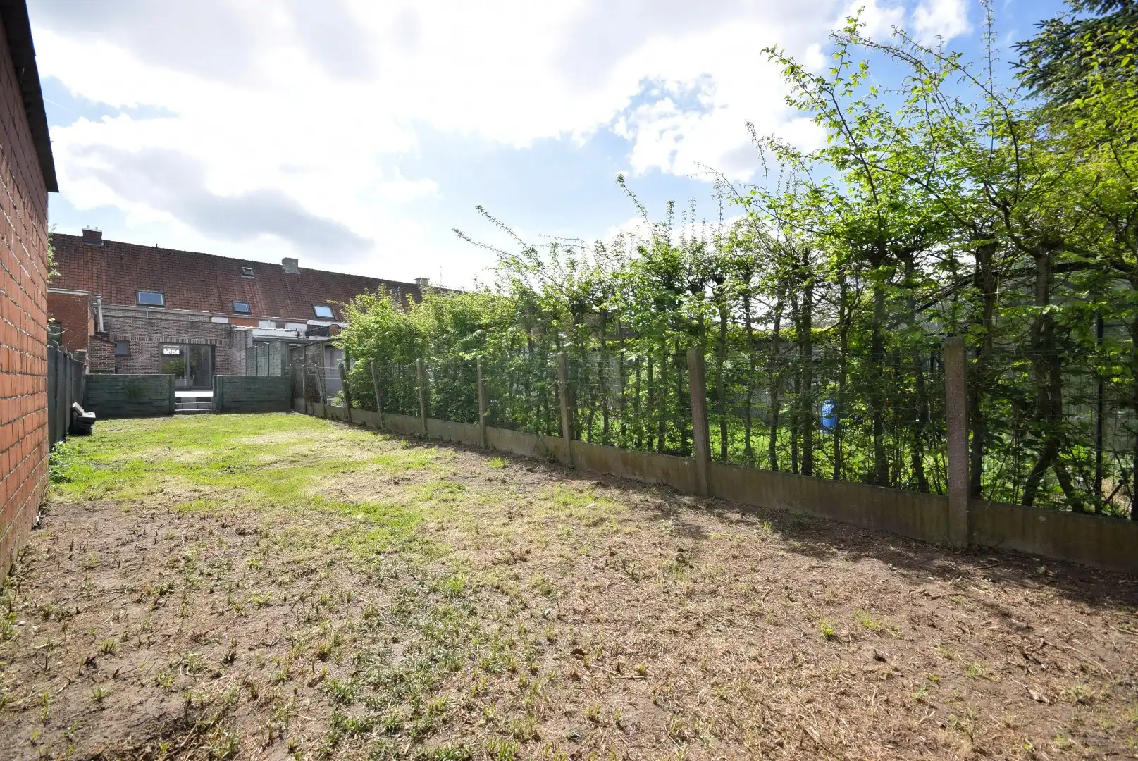 Instapklare rijwoning met ruime tuin en twee slaapkamers te Roeselare foto 10