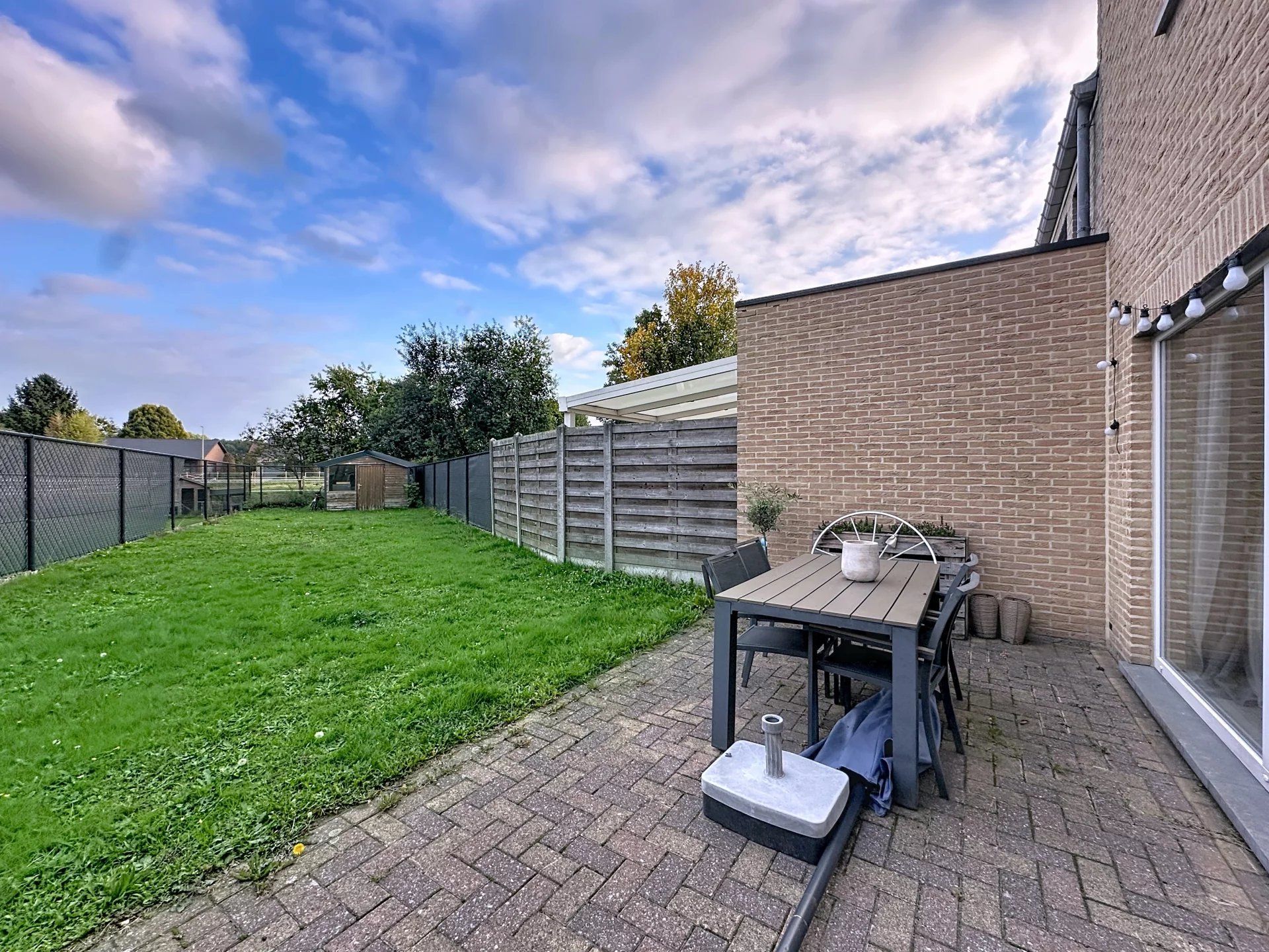 Rijwoning met 3 slaapkamers en een tuin met berging. foto 17