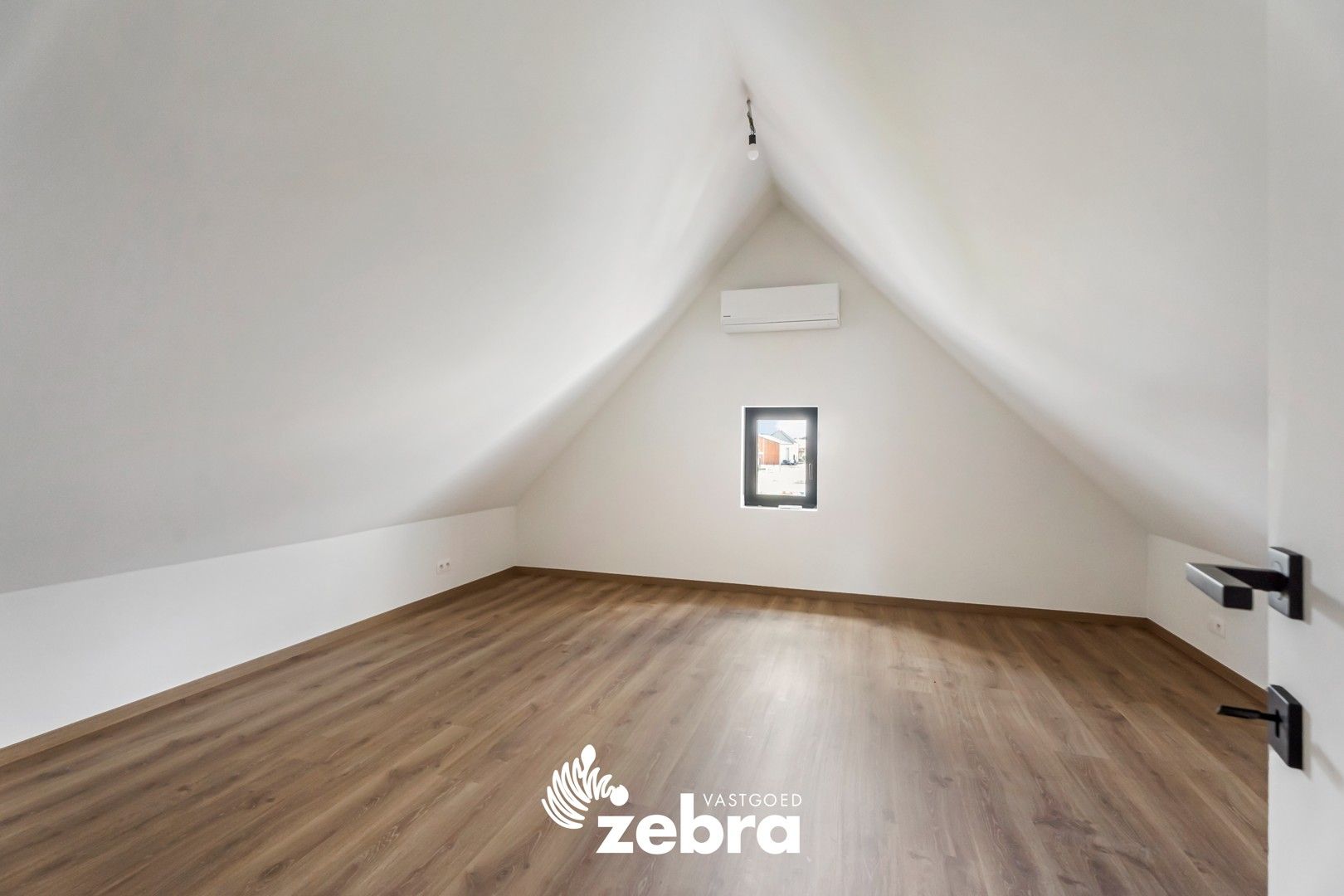 Prachtig gerenoveerde villa met 5 slaapkamers en 2 badkamers te Oostrozebeke! foto 25