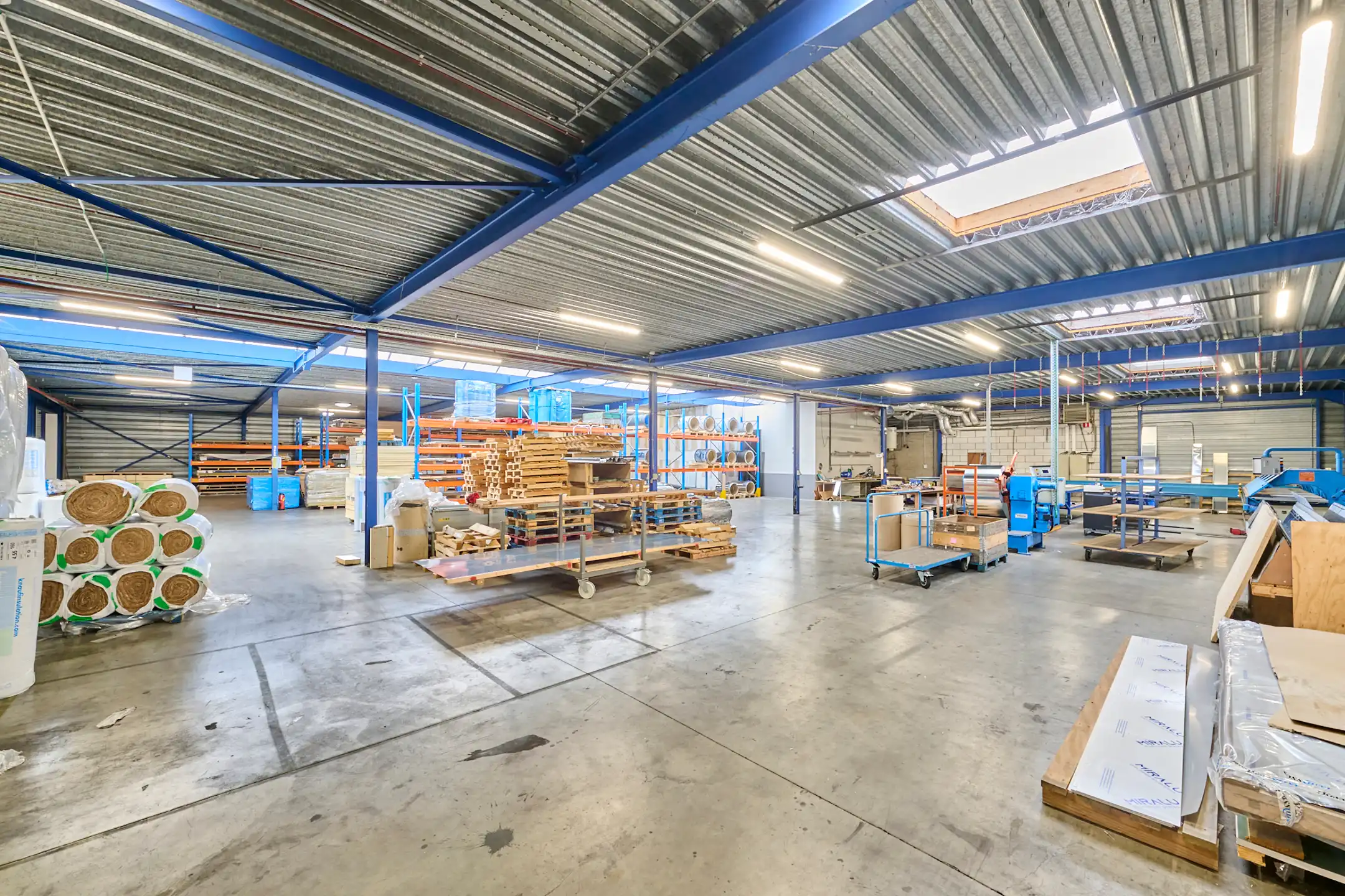 TE KOOP: MAGAZIJNEN MET RUIME KANTOREN IN GENK foto 6