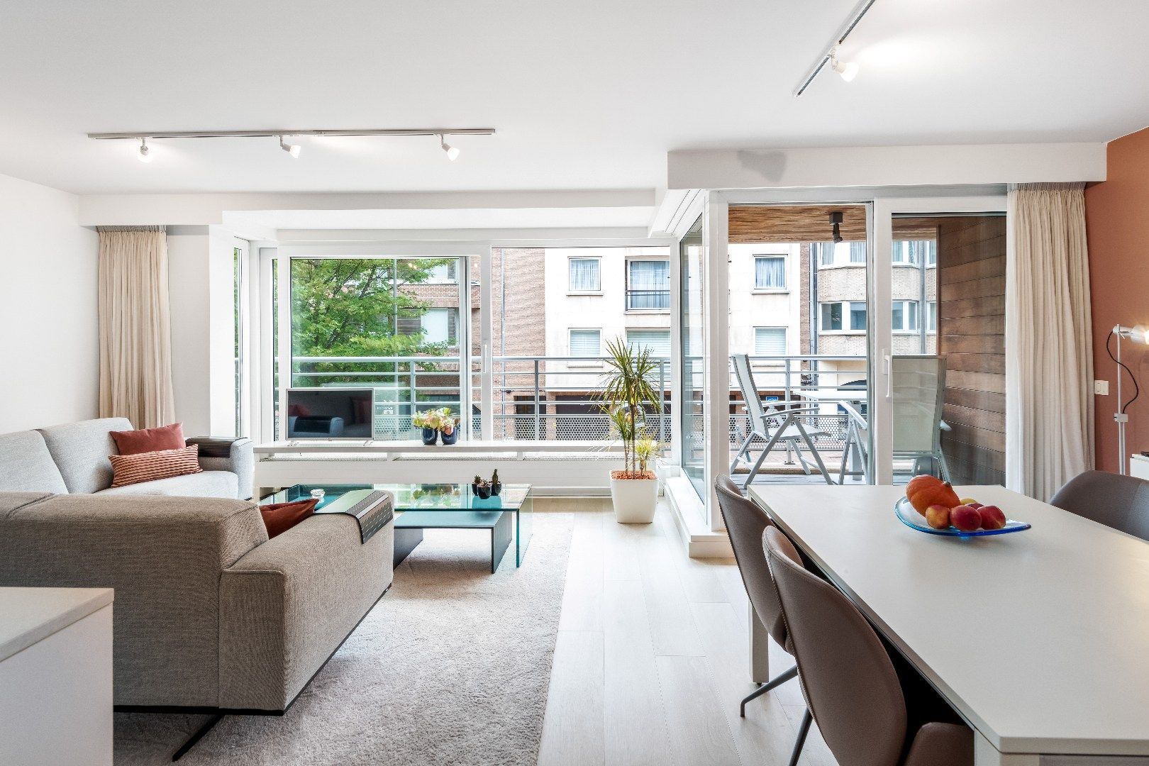 Instapklaar 3-slaapkamer appartement gelegen op de Paul Parmentierlaan vlakbij de winkels van de Lippenslaan. foto 6