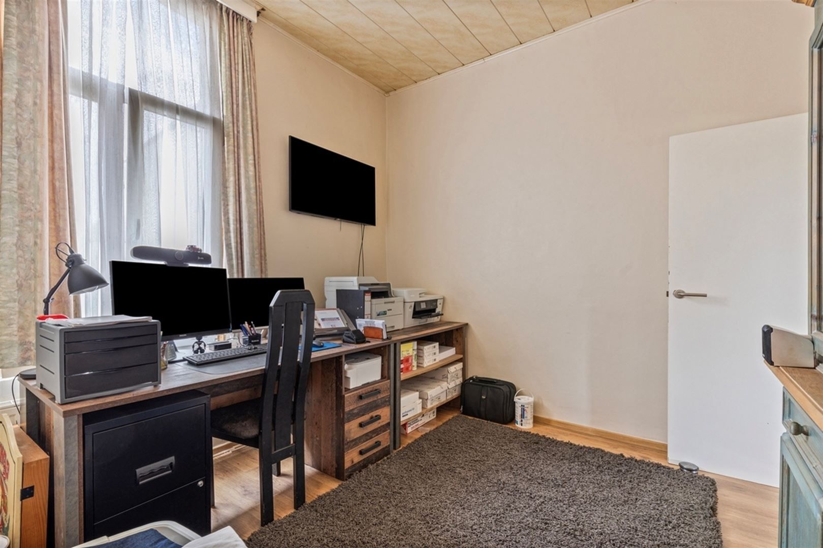 Gerenoveerde rijwoning met 3 slaapkamers en doorgang achteraan. foto 13