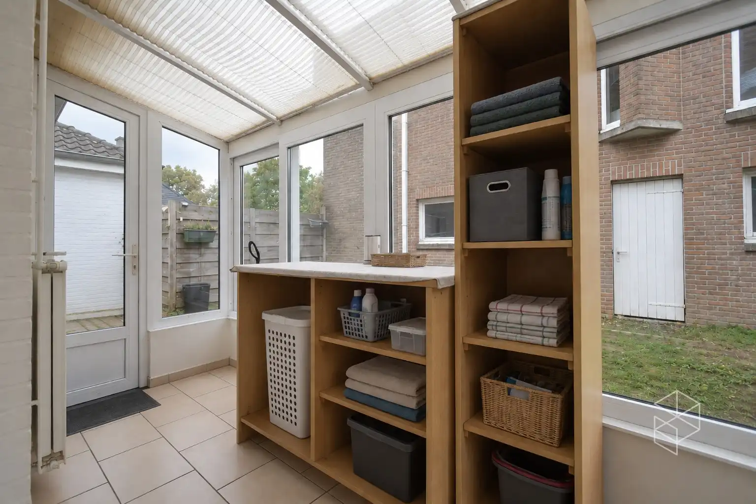 Grote loods met burelen, 3 garages, ruime buitenruimte en woning te koop in Hertsberge foto 14