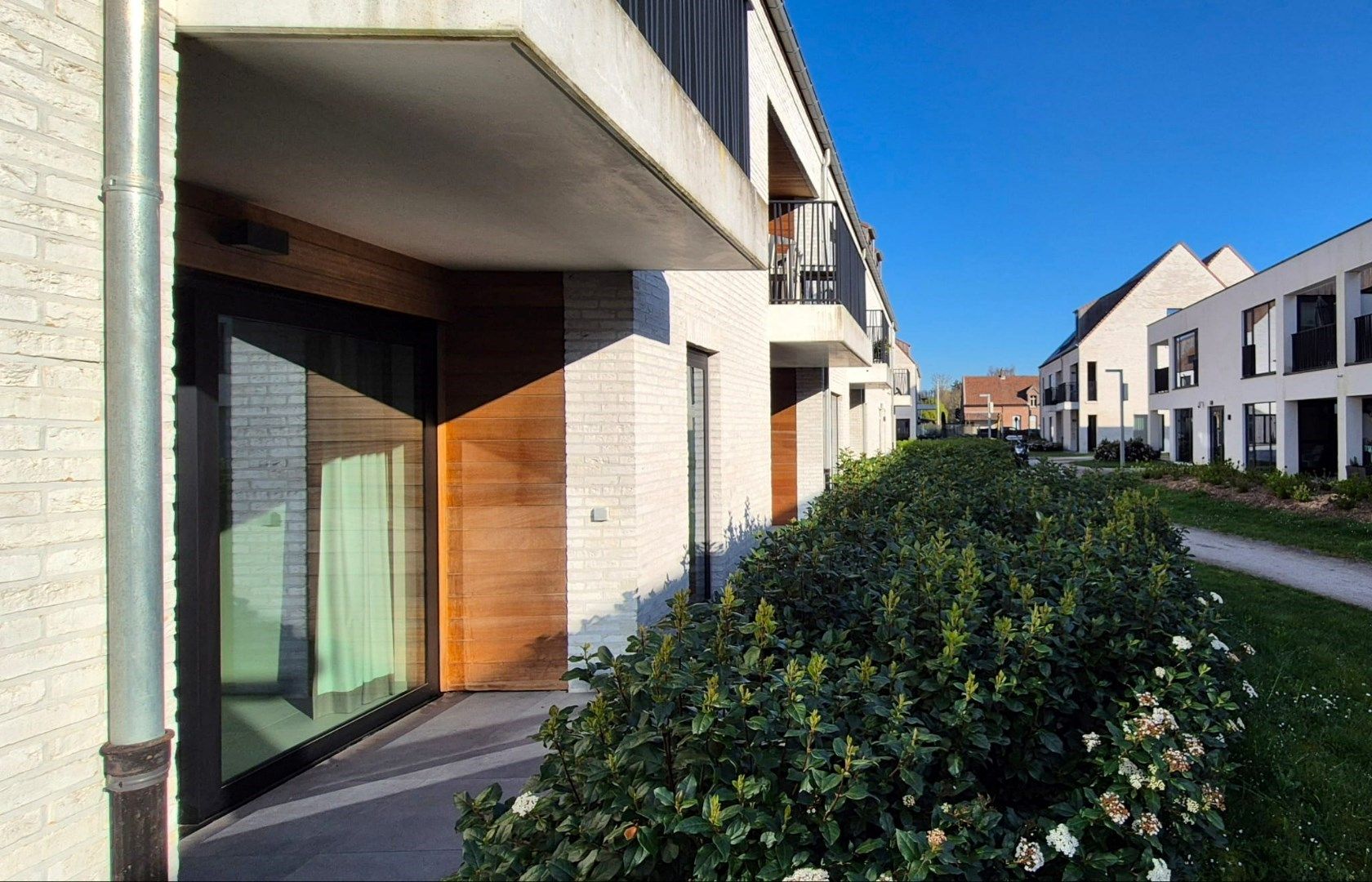 Ruime, gelijkvloerse, recente serviceflat met terras in luxueuze residentie!  foto {{pictureIndex}}