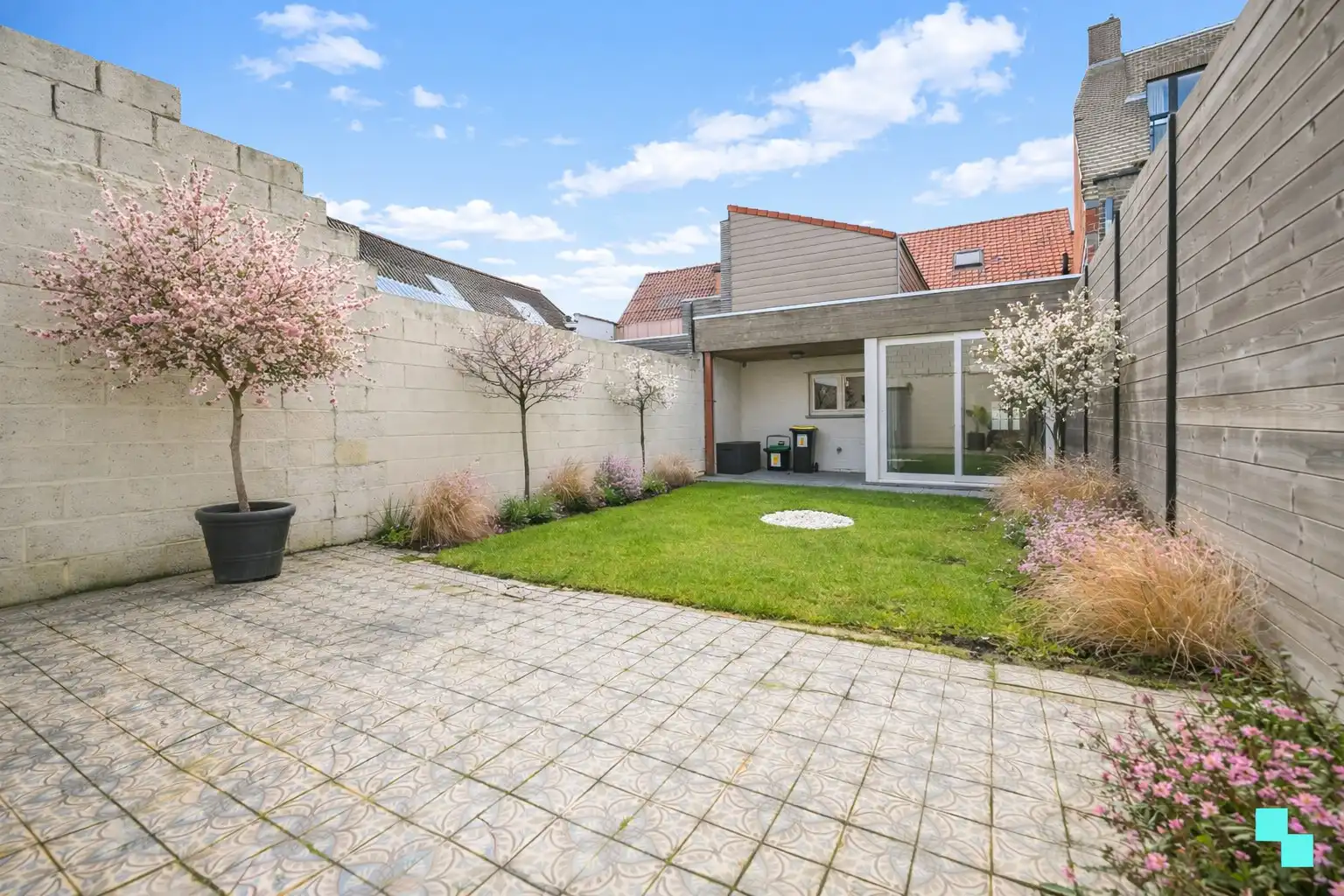 Instapklare gezinswoning met 3 slaapkamers, tuin en topligging in Pittem foto 2