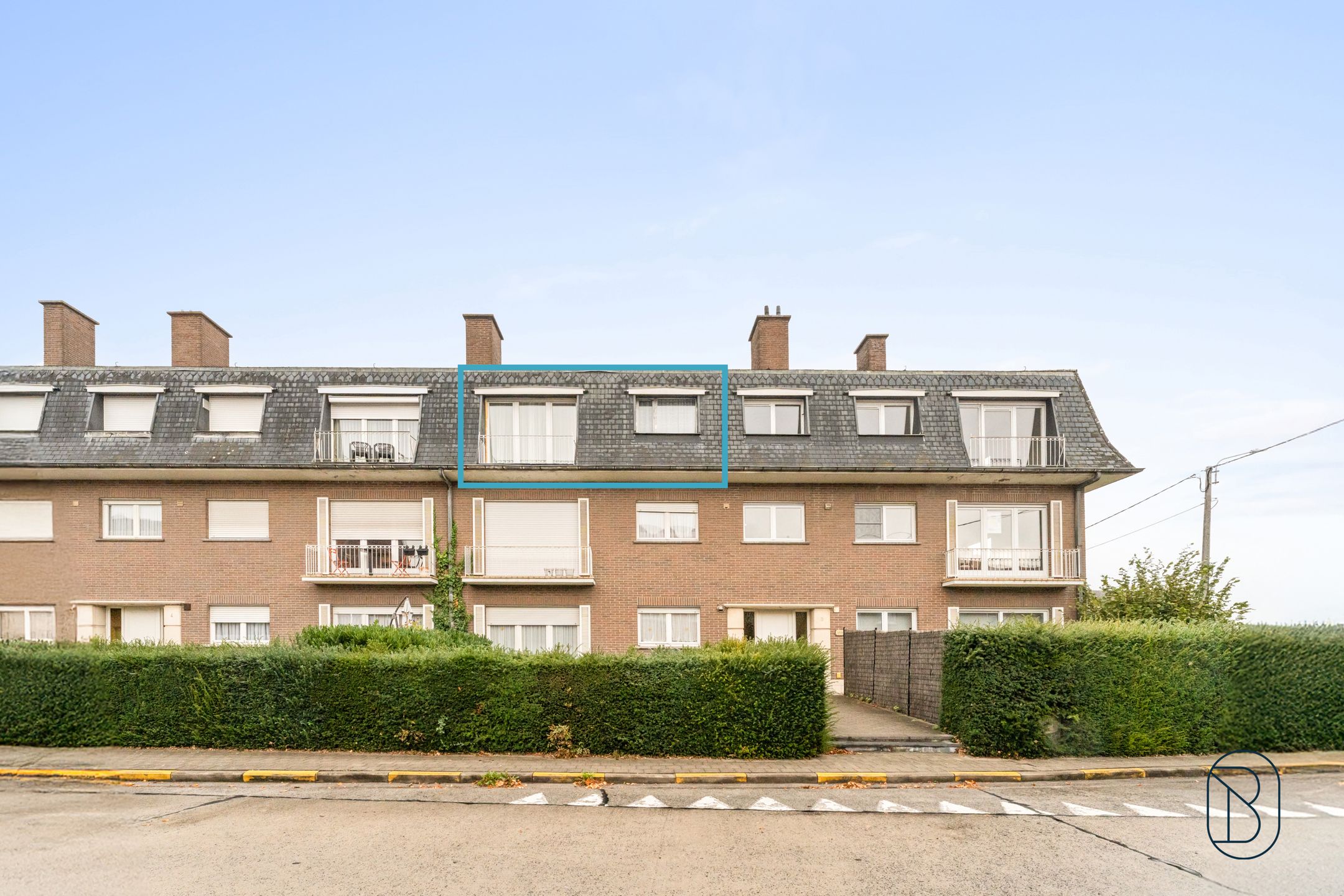 Modern gerenoveerd appartement met garage foto 15