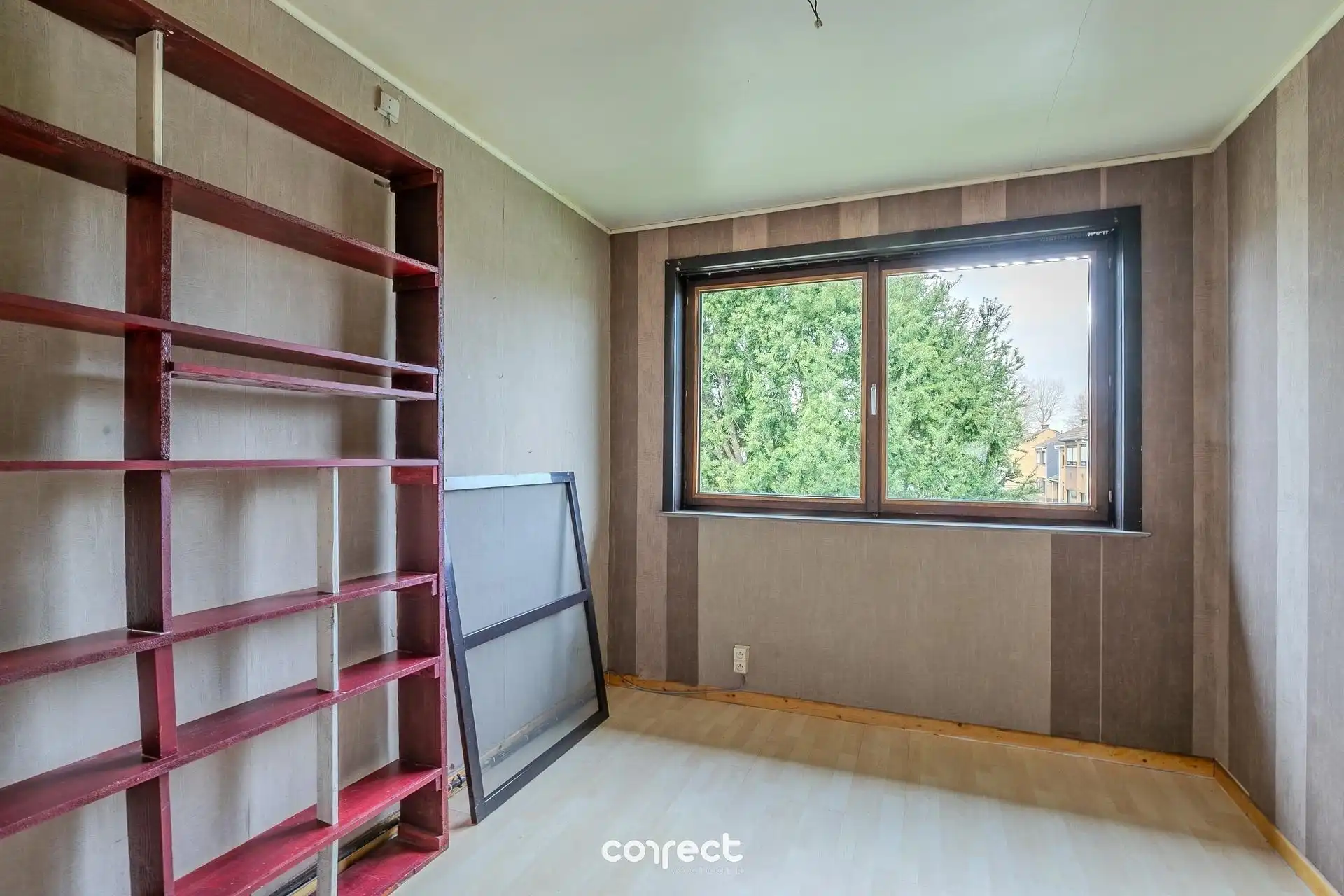 Halfopen bebouwing met 3 slaapkamers, oprit, en zonnige tuin. foto 9