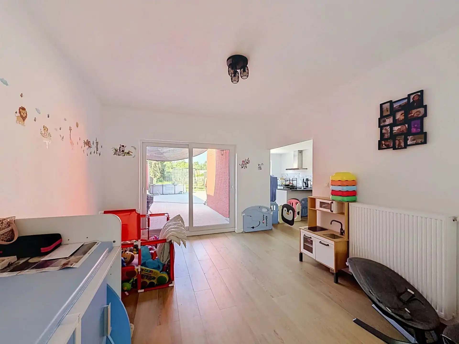 Volledig gerenoveerde woning met 4 slaapkamers op een groot perceel. foto 7