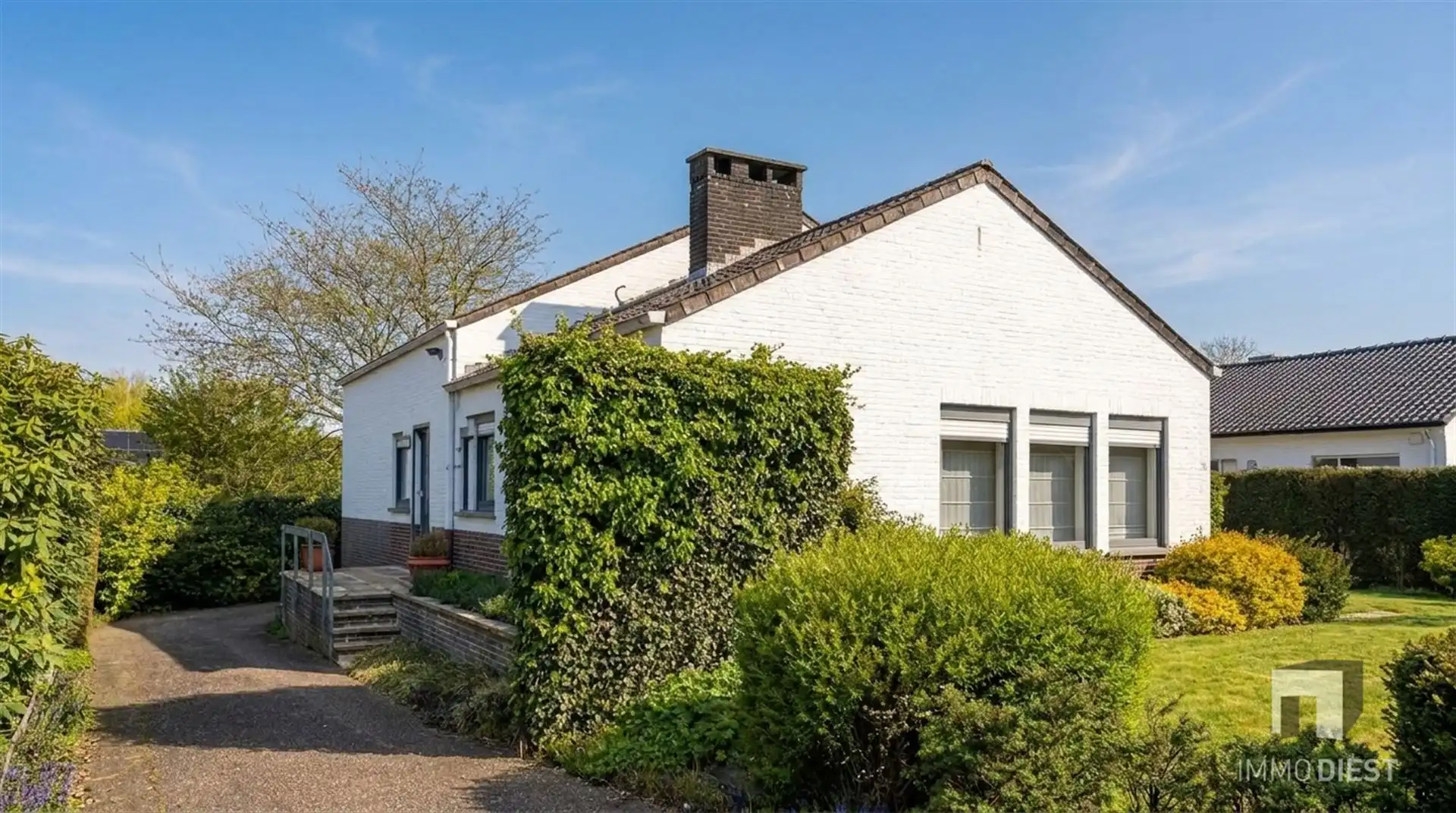Gezinswoning met 4 slaapkamers en mooie tuin foto 2