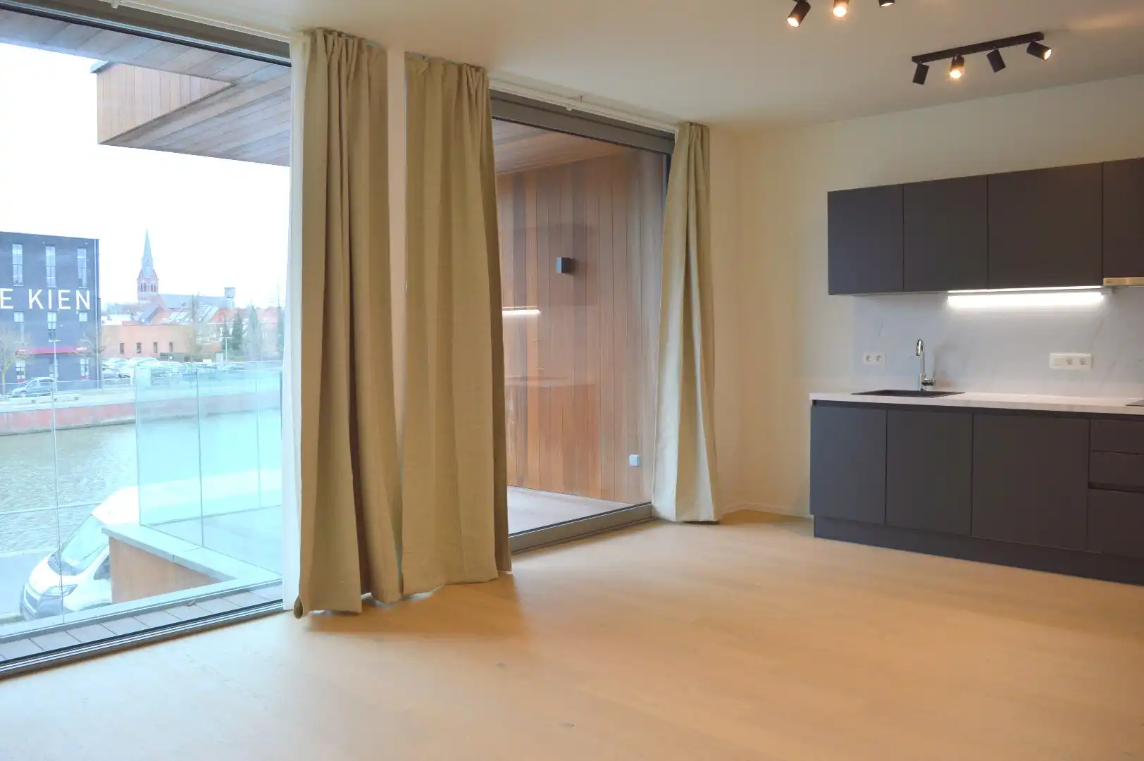 Recent appartement te koop in Kortrijk met frontaal zicht op de Leie foto 5
