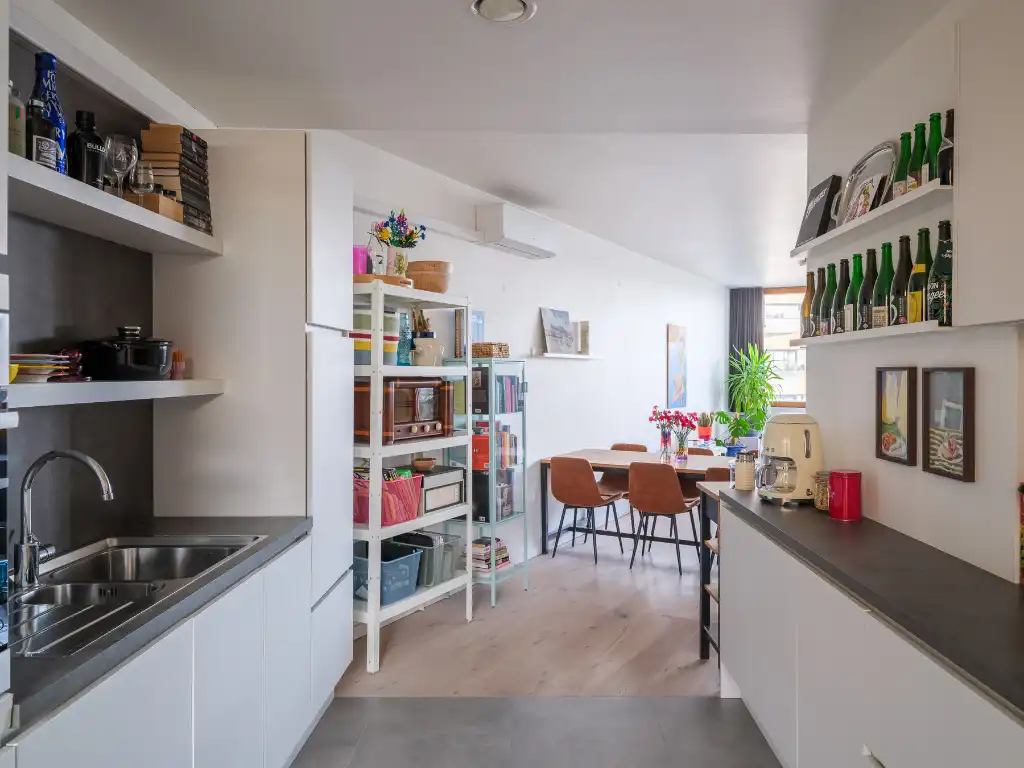 Lichtrijk appartement met weids zicht, twee slaapkamers en drie bijzonder ruime terrassen, gelegen in een bruisende en dynamische omgeving. foto 7