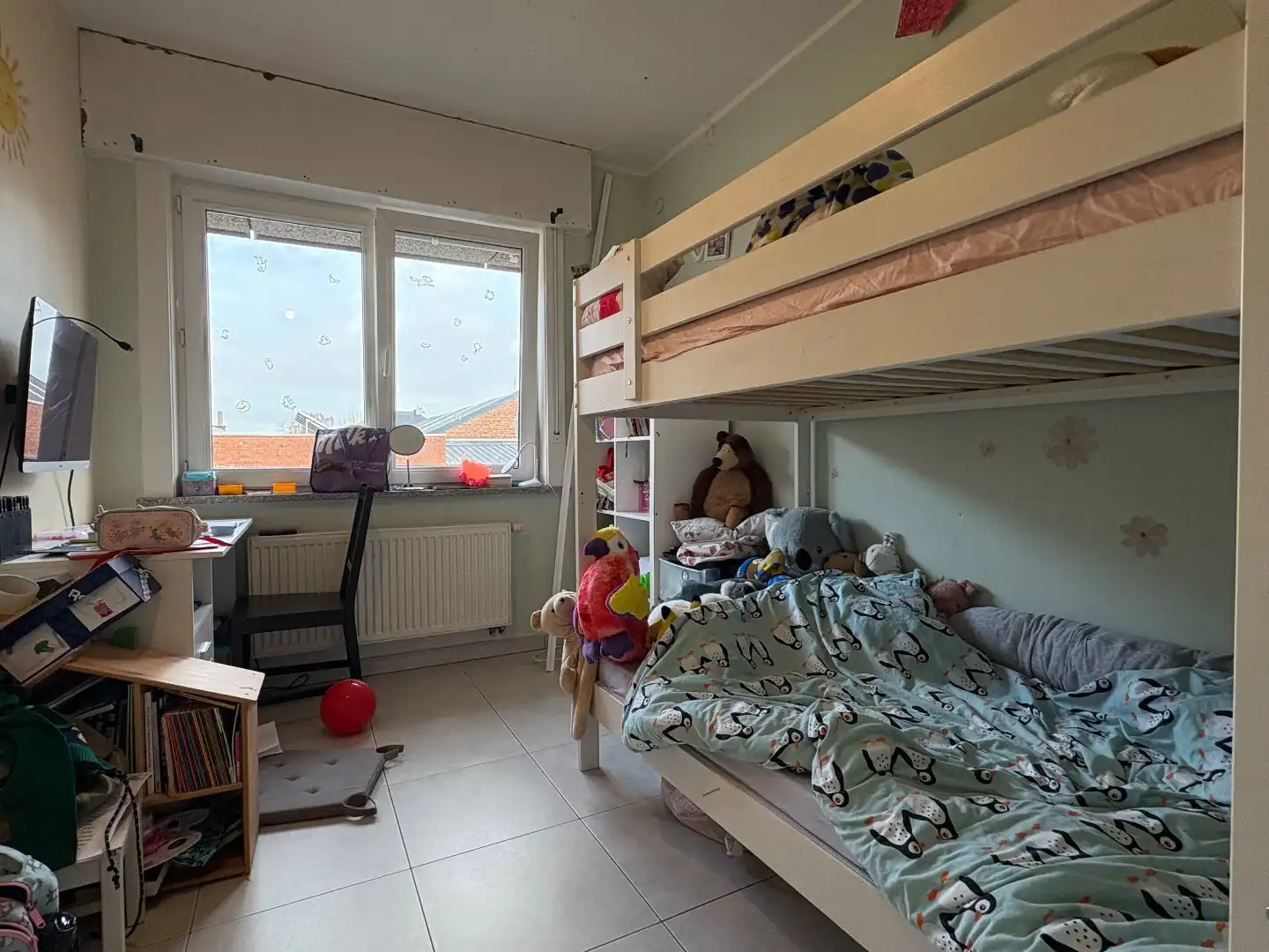 Ruim drie slaapkamer appartement met garagebox. foto 8