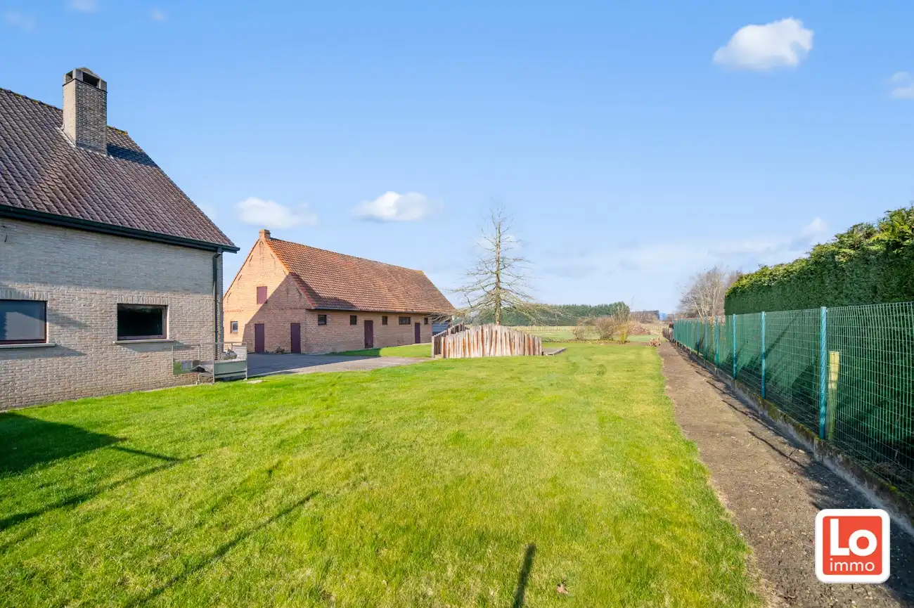 VERKOCHT!! Heel ruime degelijke open woning met praktijkruimte, inpandige garage en ruime gerenoveerde schuur met heel wat potentieel gelegen op een gemakkelijk bereikbare locatie tussen Oostakker en Lochristi! foto 40