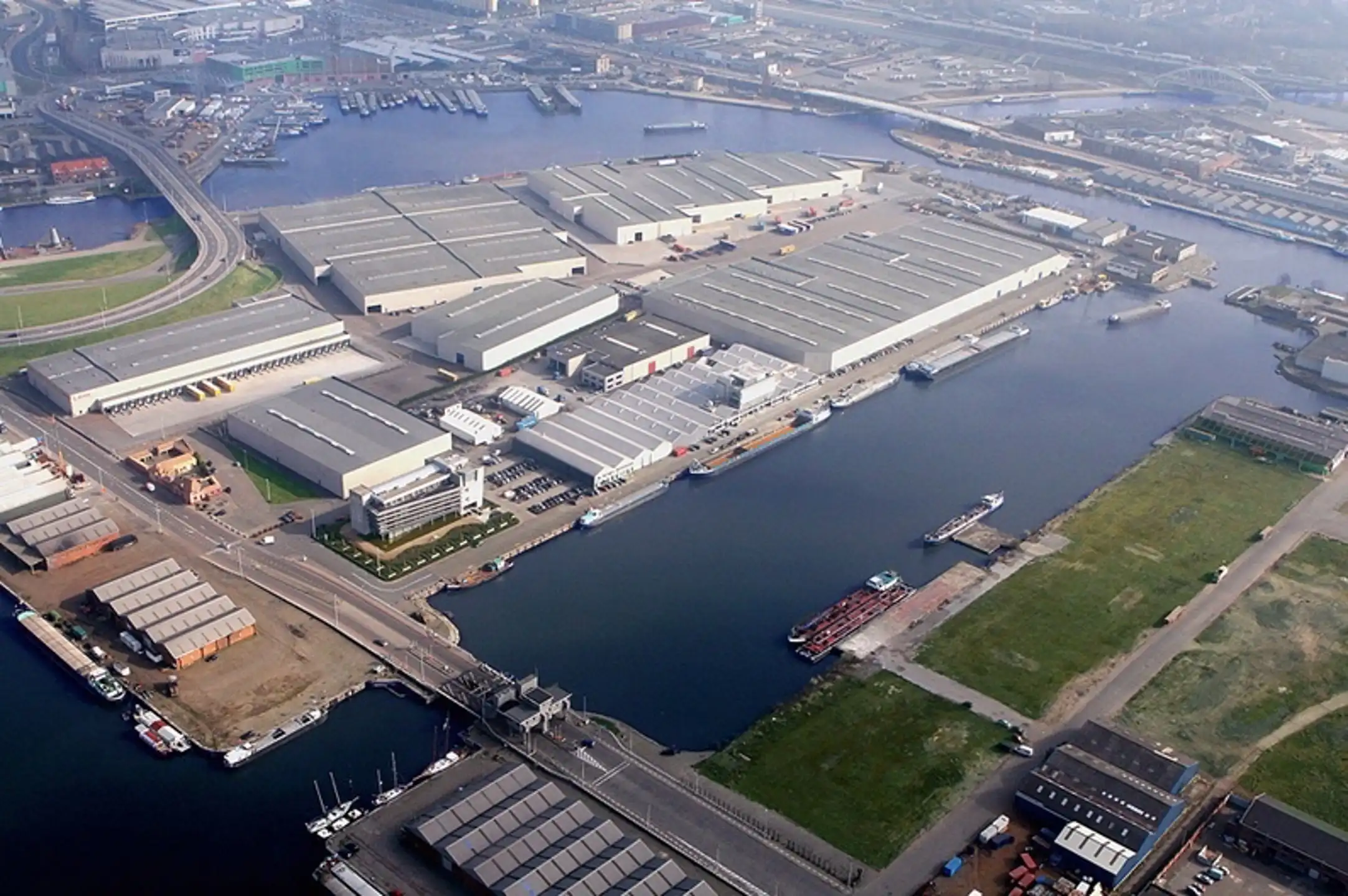 Magazijn Unit 8 - 604m² in de  Haven van  Antwerpen met parking + laadpunten foto {{pictureIndex}}