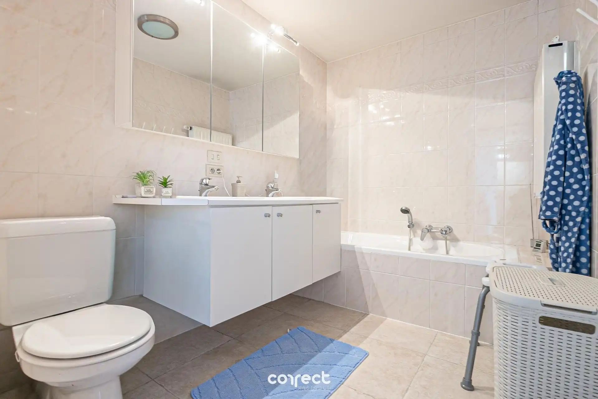 Centraal gelegen appartement met zicht op de markt van Torhout. foto 10