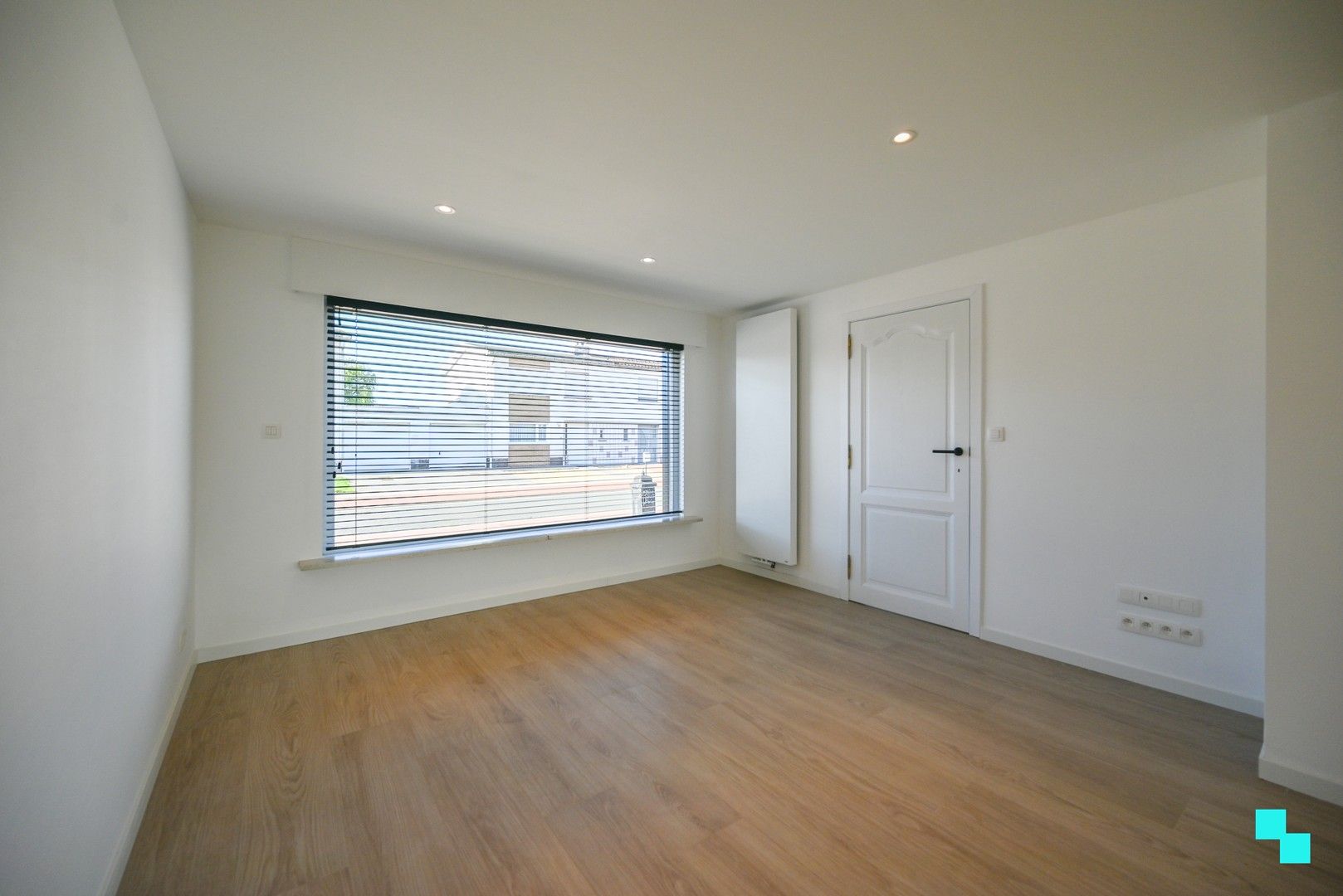 Instapklare eengezinswoning in een rustige buurt in Oostrozebeke! foto 6