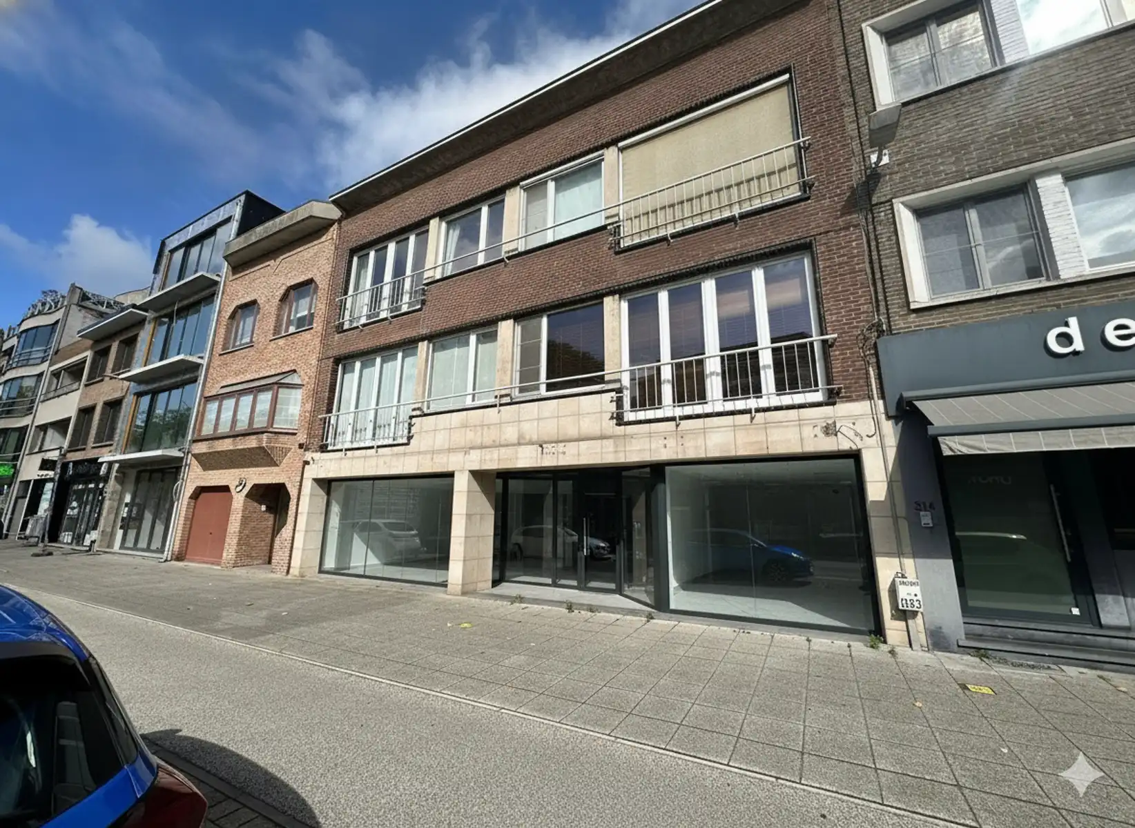 Ruime handelszaak 160 m² te huur – uitstekende ligging foto {{pictureIndex}}