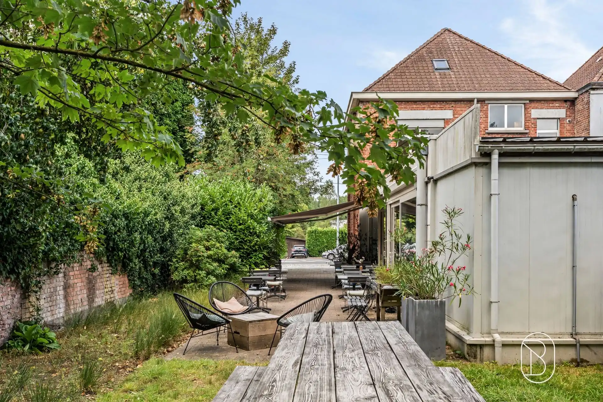 Topgelegen verhuurd handelspand met appartement. foto 4
