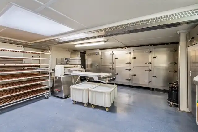 VEELZIJDIG HANDELSPAND MET WOONST EN INGERICHTE BAKKERIJ! foto 6