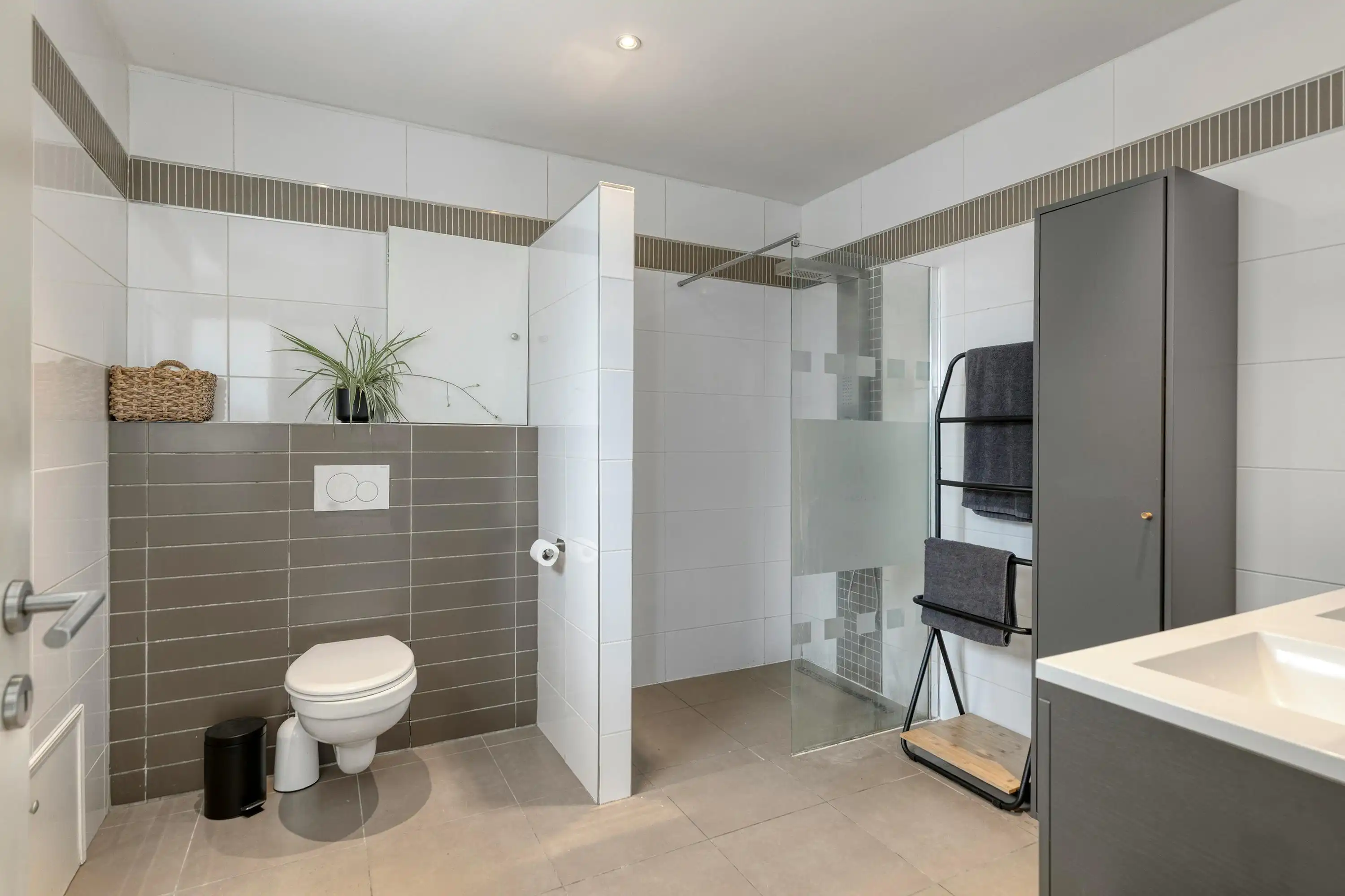 Instapklaar huis met drie slaapkamers, 2 badkamers en tuin! foto 9