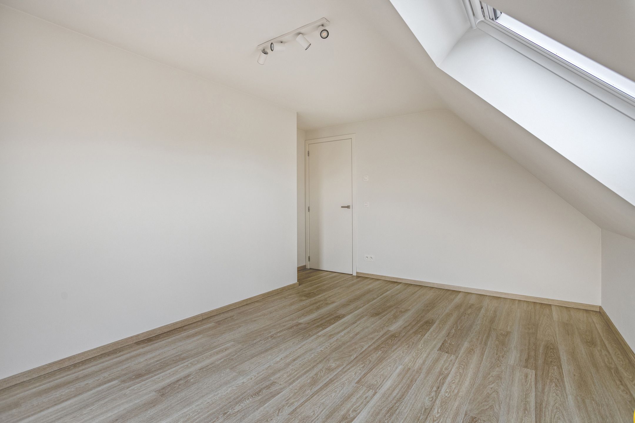 BEN woning met 4 slaapkamers, 2 badkamers, tuin & kelder foto 16