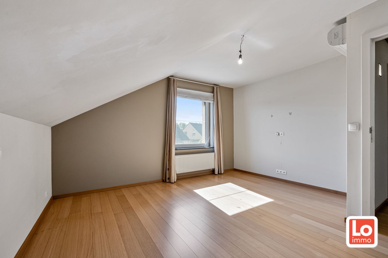 Instapklare en energiezuinige halfopen woning met inpandige garage op een rustige ligging en toch op wandelafstand van het centrum van Lochristi en de groene wandelregio rond de Rozelaredreef/Kasteeldreef! foto 9
