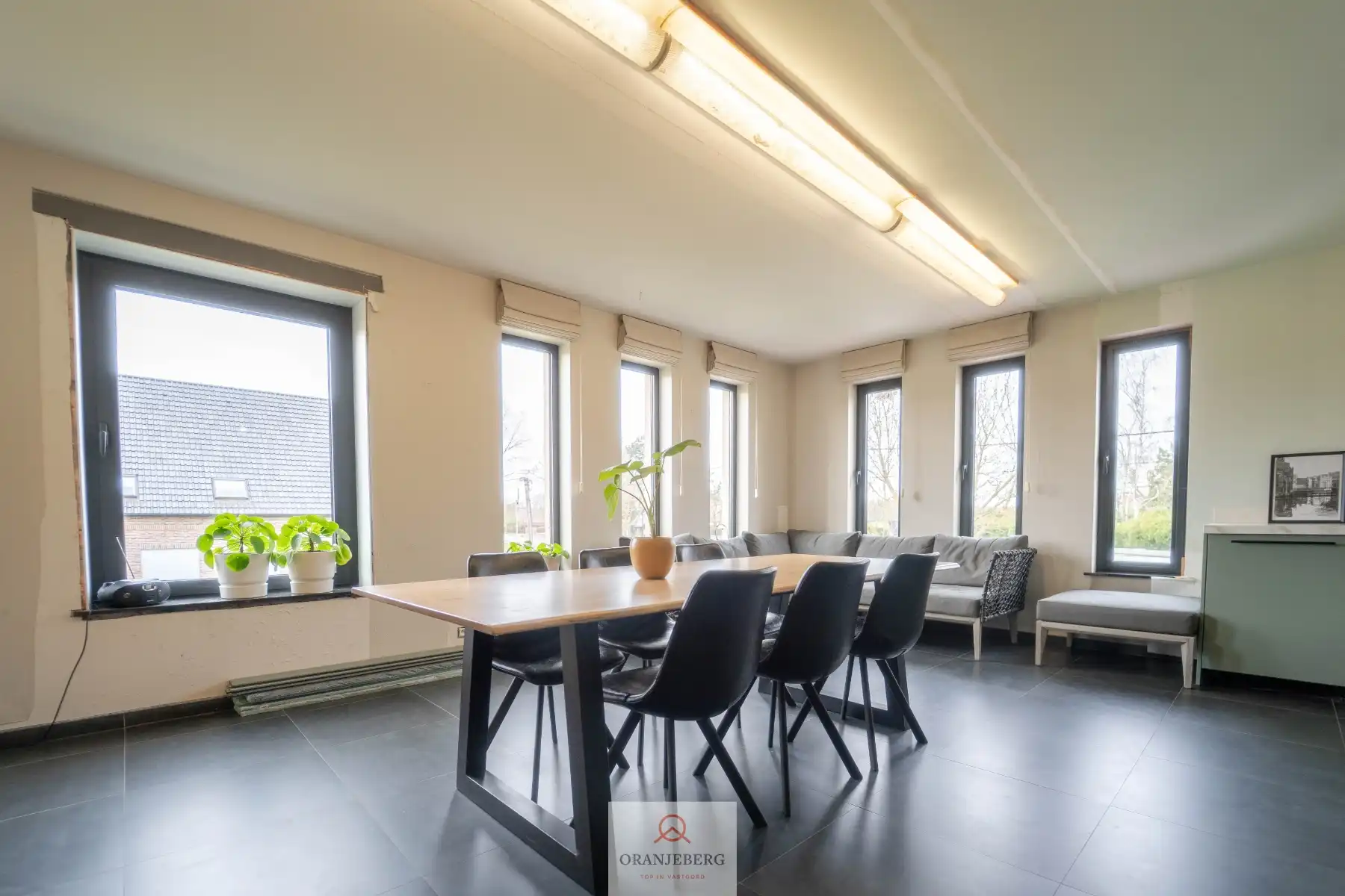 Magazijn met kantoor en woonst foto 5