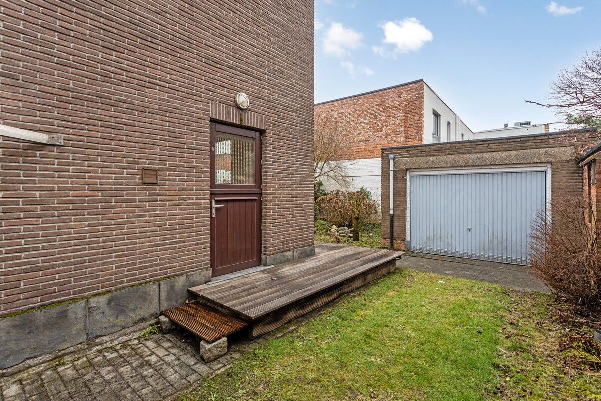 Eigentijdse gezinswoning met vier slaapkamers, garage en tuin. foto 21