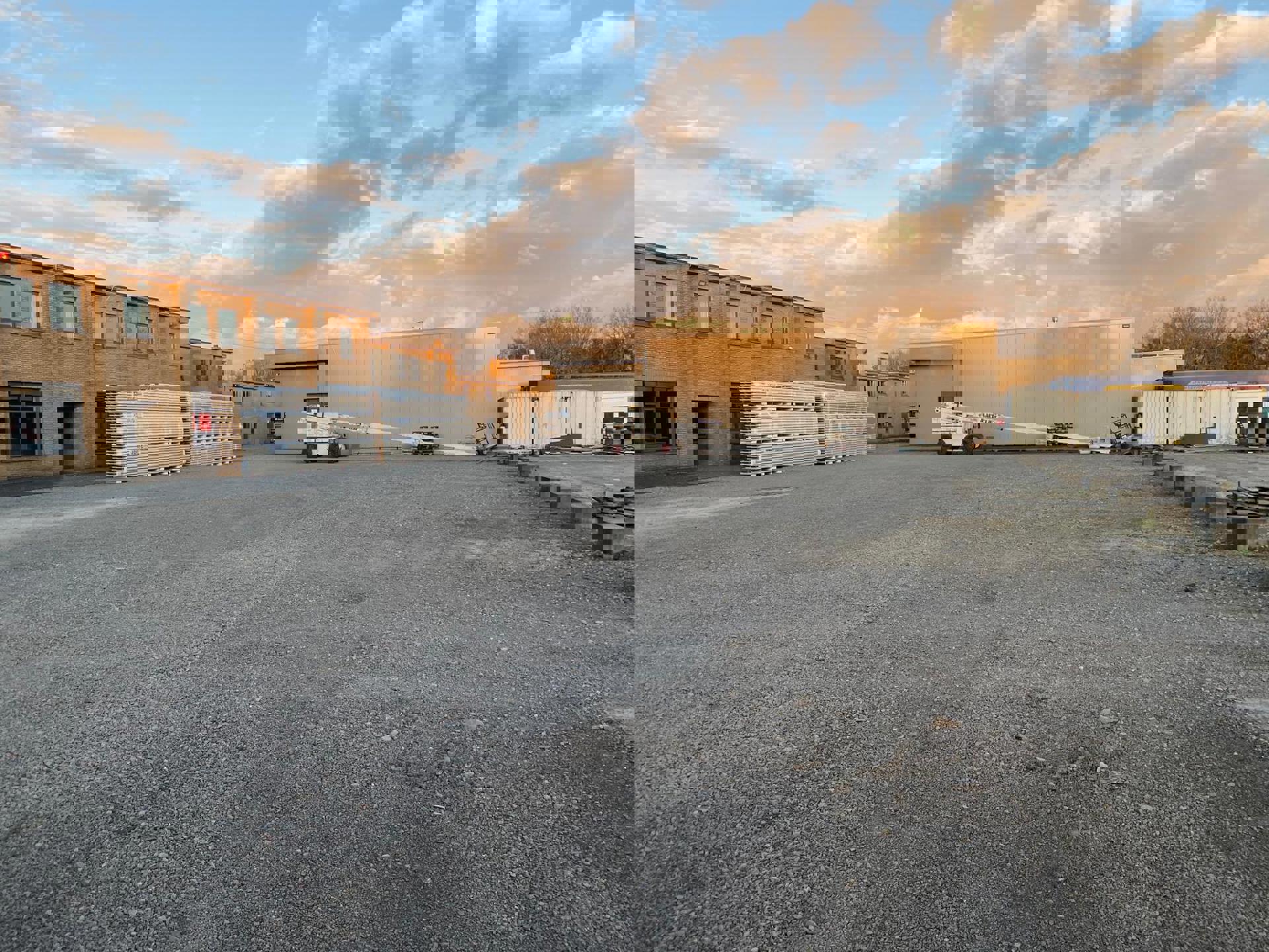 GENK TE HUUR: Grote bedrijfshal-Kantoor-Conciërgewoning foto 24