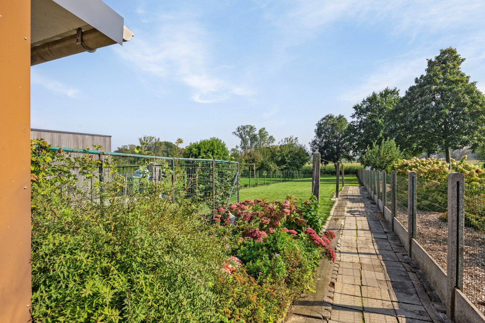 Gezinswoning met 3 slaapkamers, garage en grote tuin foto 27