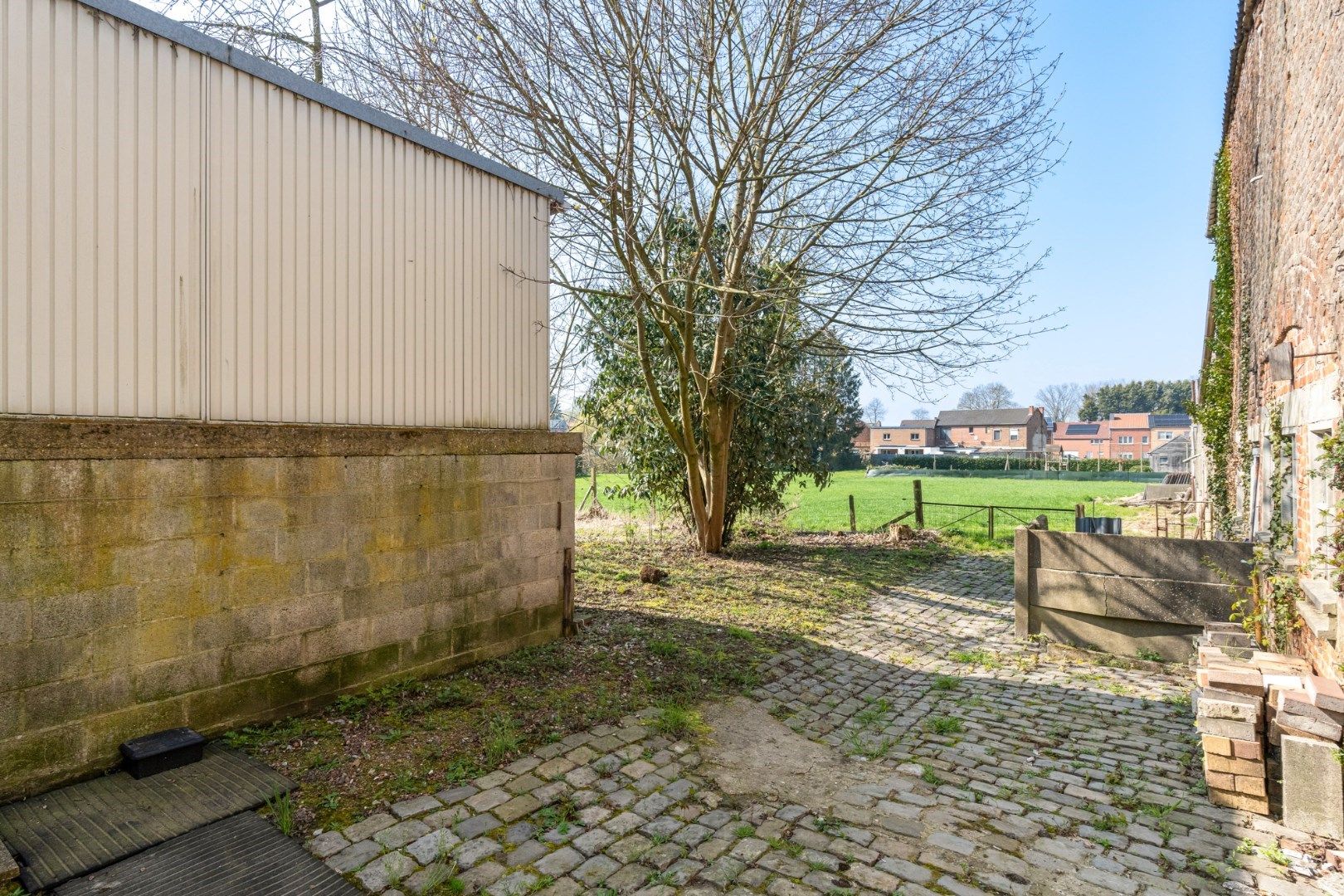 Degelijke te renoveren woning met stalling op 6a70ca in het landelijke Sluizen foto 26
