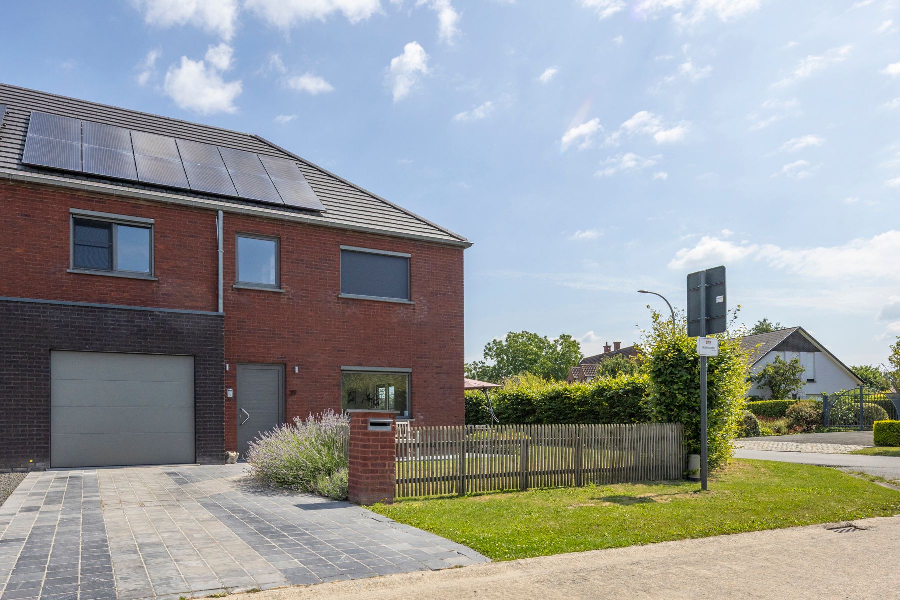 Energiezuinige woning met 4 slaapkamers en garage te koop! foto {{pictureIndex}}