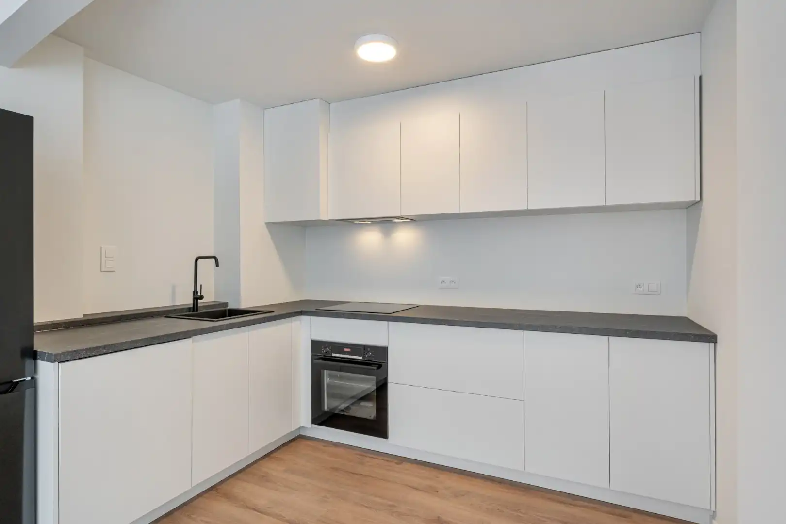 Stijlvol gerenoveerd appartement met moderne uitstraling in het centrum van Maaseik!  foto 14