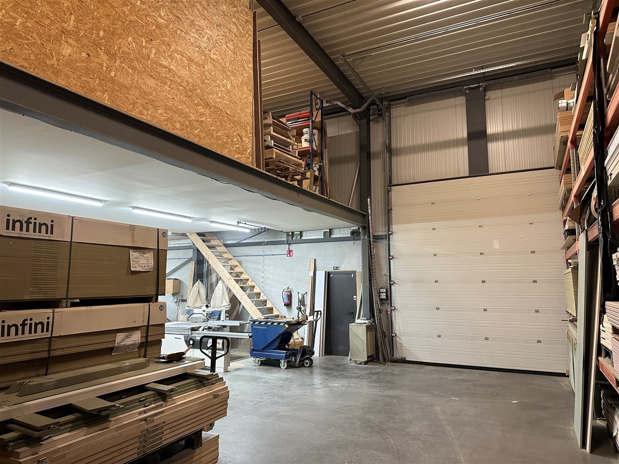 KMO-unit met kantoorruimte en toonzaal foto 9
