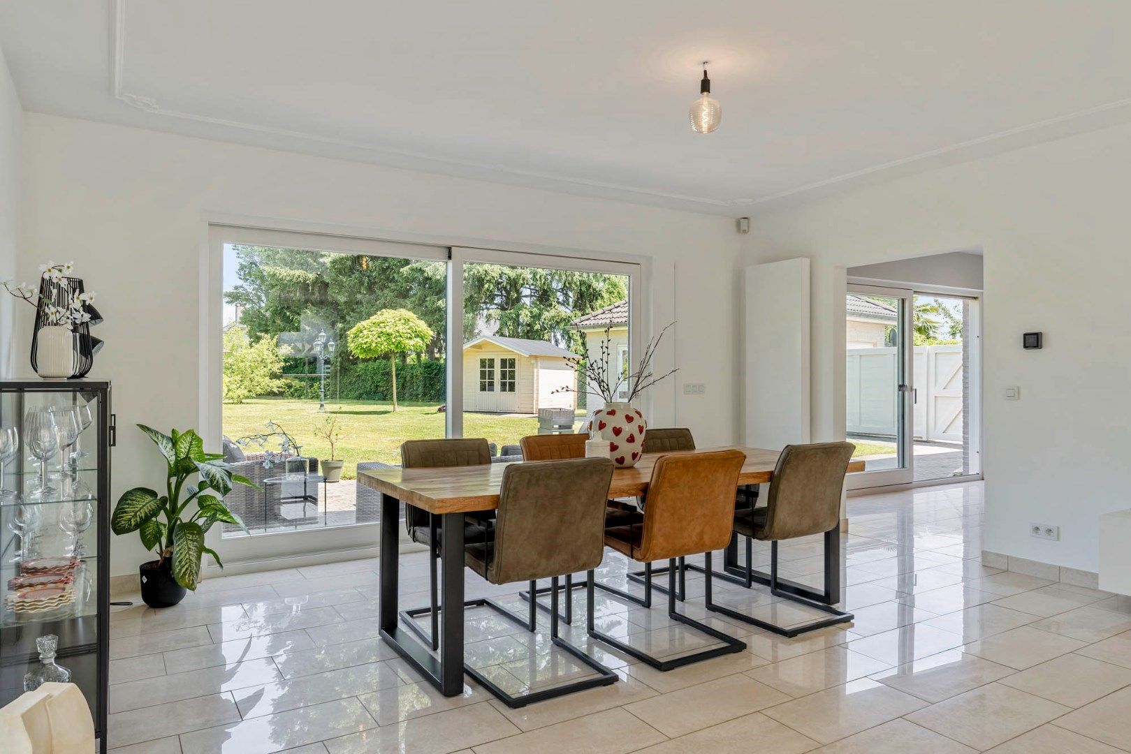 Ruime elegante villa met vrijstaande garage en tuin op 18a 99ca te Lanaken-Smeermaas foto 9