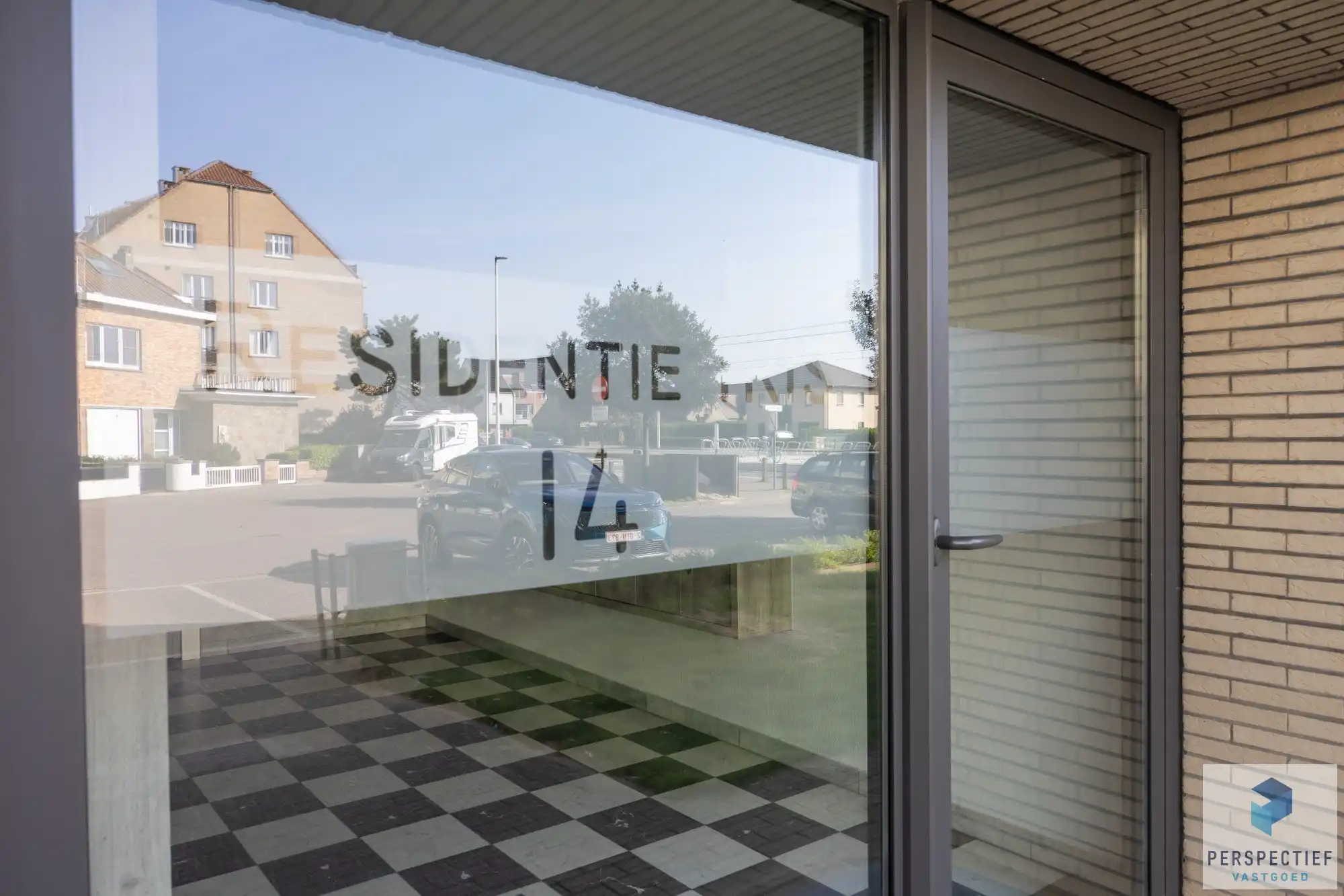 Goed gelegen ruim vernieuwd 2 slaapkamer appartement met terras en grote berging. foto 27