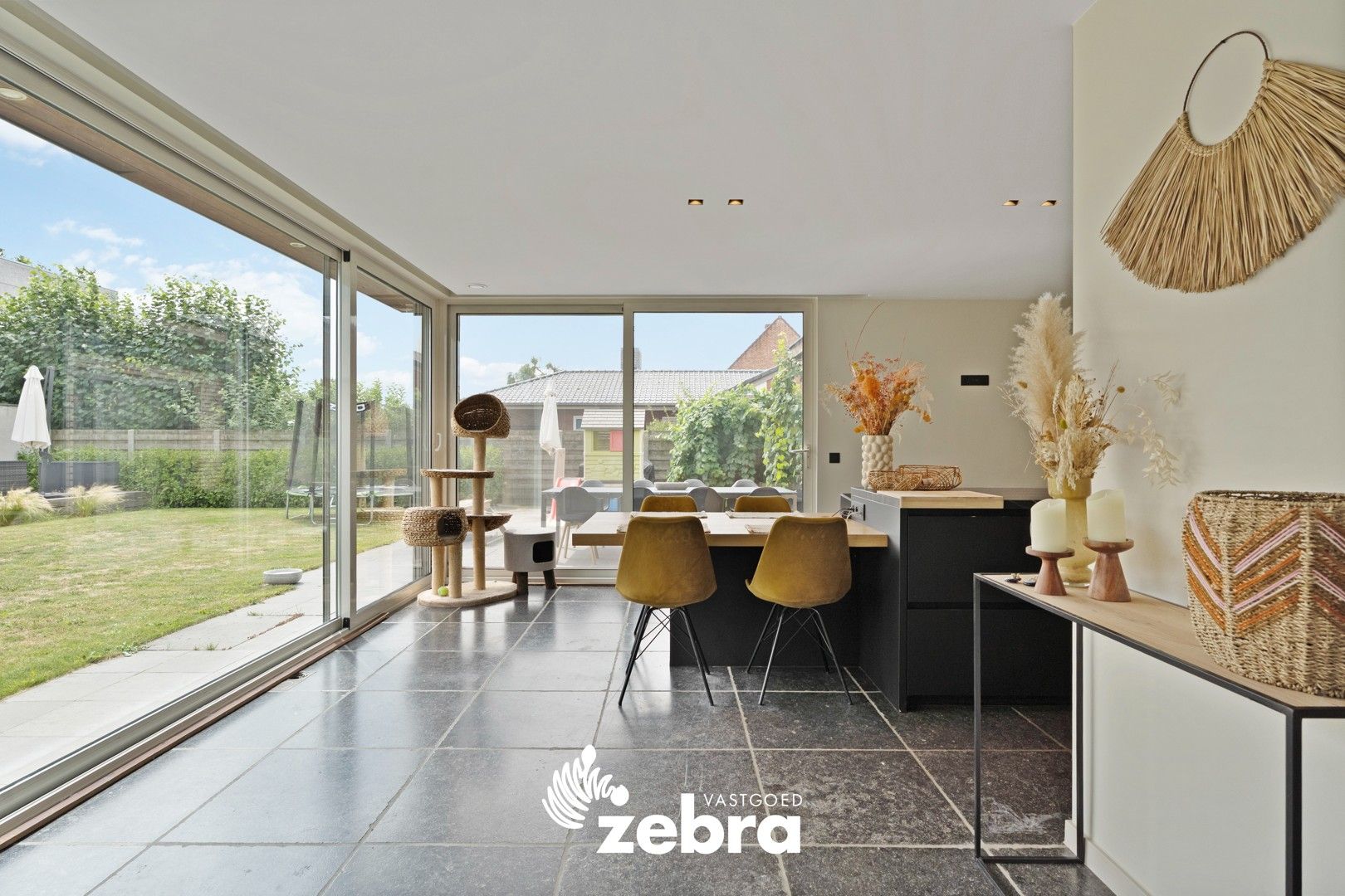 Ruime loods van ± 600 m² met instapklare woning te Oostrozebeke! foto 13