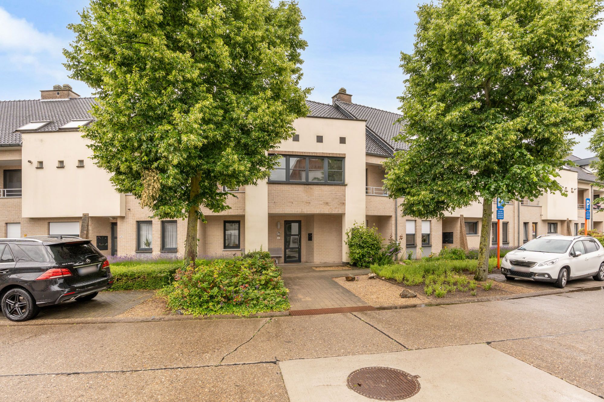 Perfect onderhouden en instapklaar triplex appartement met privatieve inkomhal, aangename woonkamer, praktische keuken, 2 ruime slaapkamers en fijn zonneterras! Het appartement is rustig gelegen vlak aan het centrum van Peer. foto 4