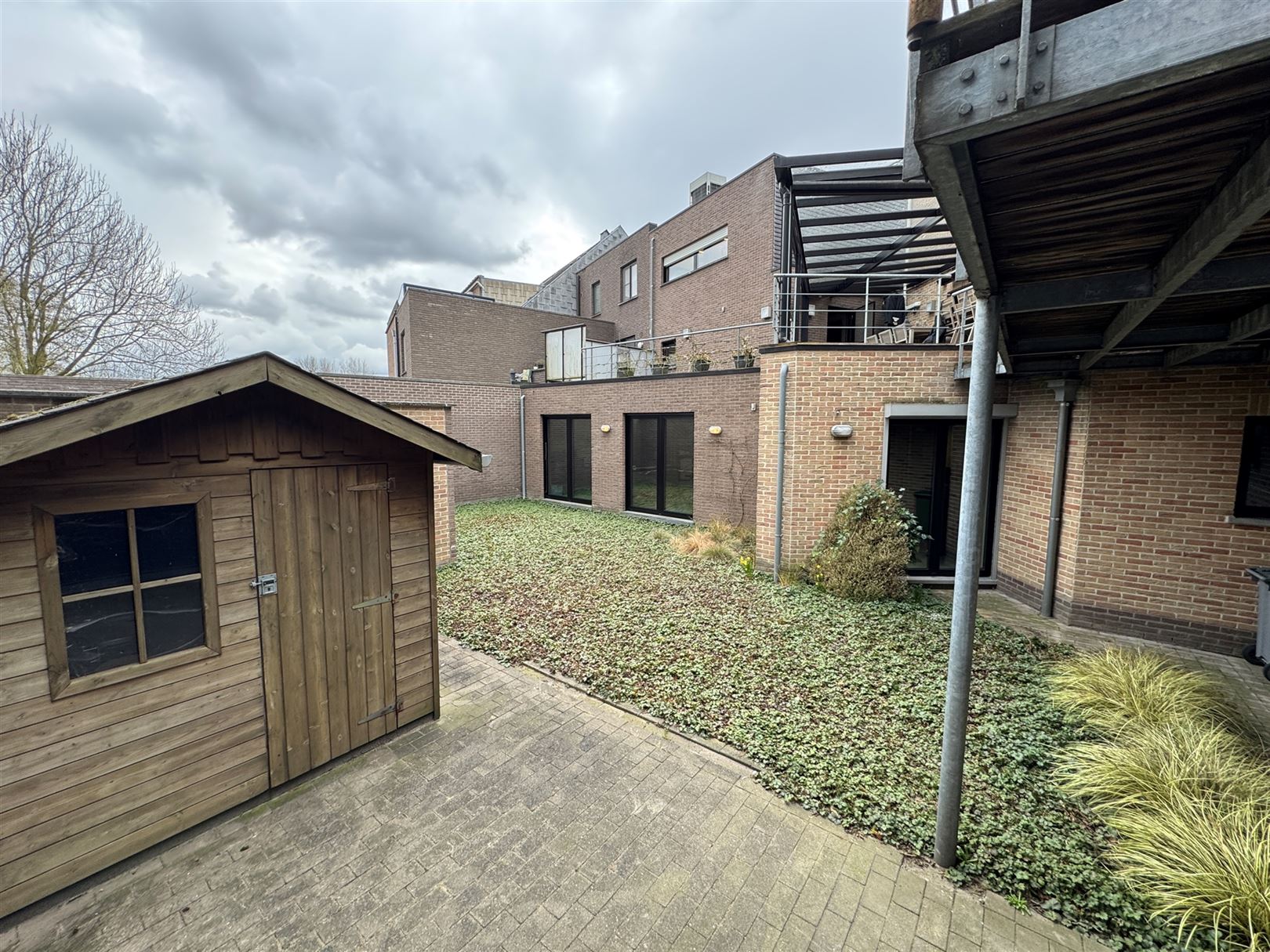 Uniek kantoorgebouw met duplex appartement te koop foto 11