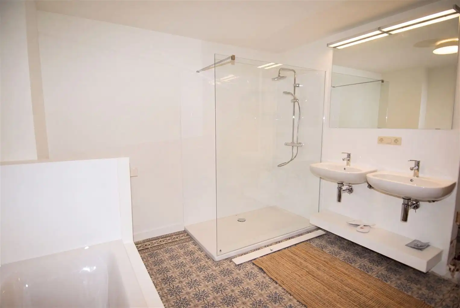 Volledig gerenoveerd, instapklaar herenhuis in eclectische stijl  met 3 slaapkamers(+dressing), mooi aangelegde tuin en autostaanplaats. foto 20