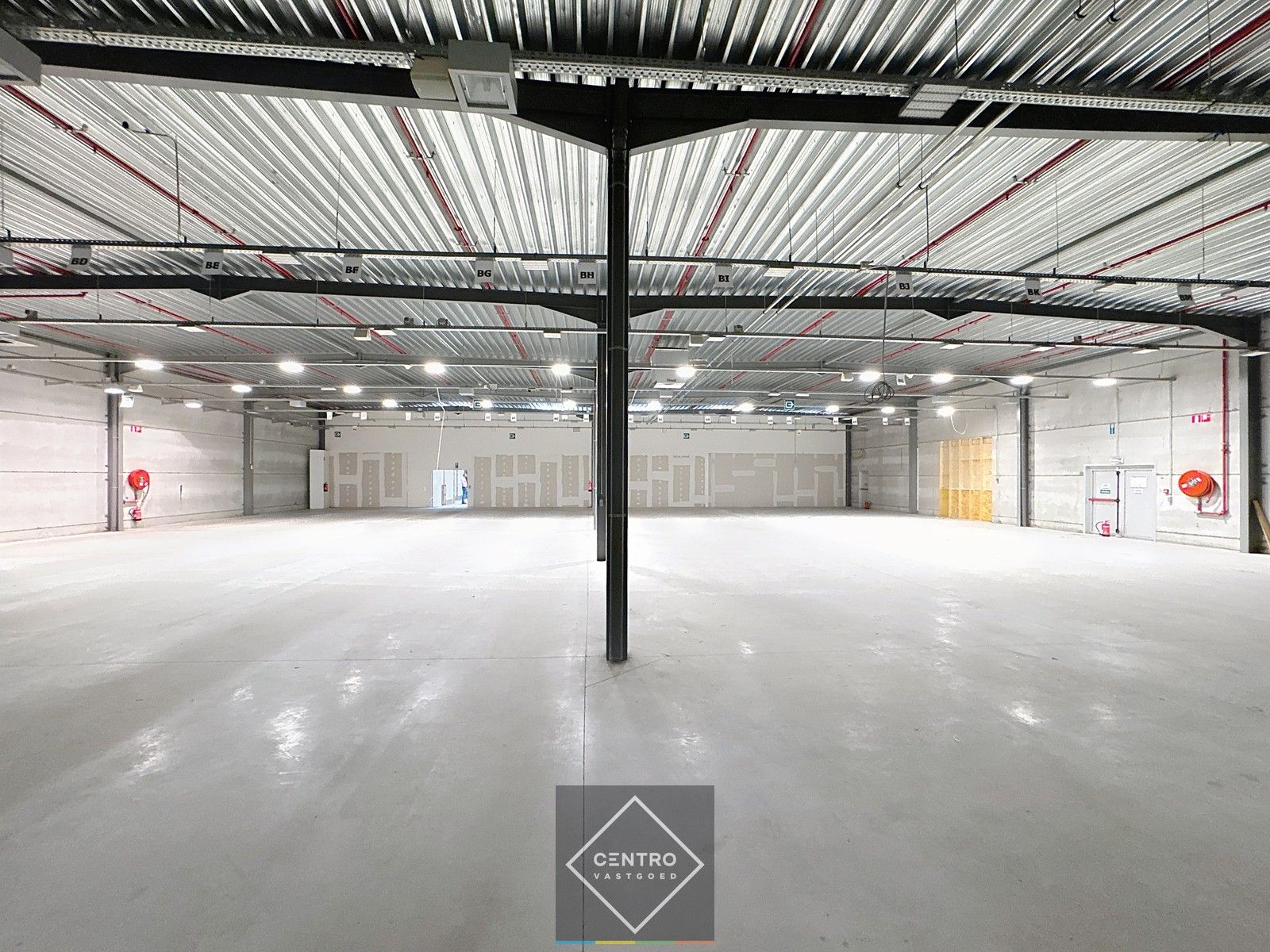 Instapklare HANDELSRUIMTE (1.200m²) met opslagmogelijkheden langs De Torhoutsesteenweg (achter "Juntoo") te Oostende! Gemeenschappelijke parkeermogelijkheid rondom de gebouwen! foto 6