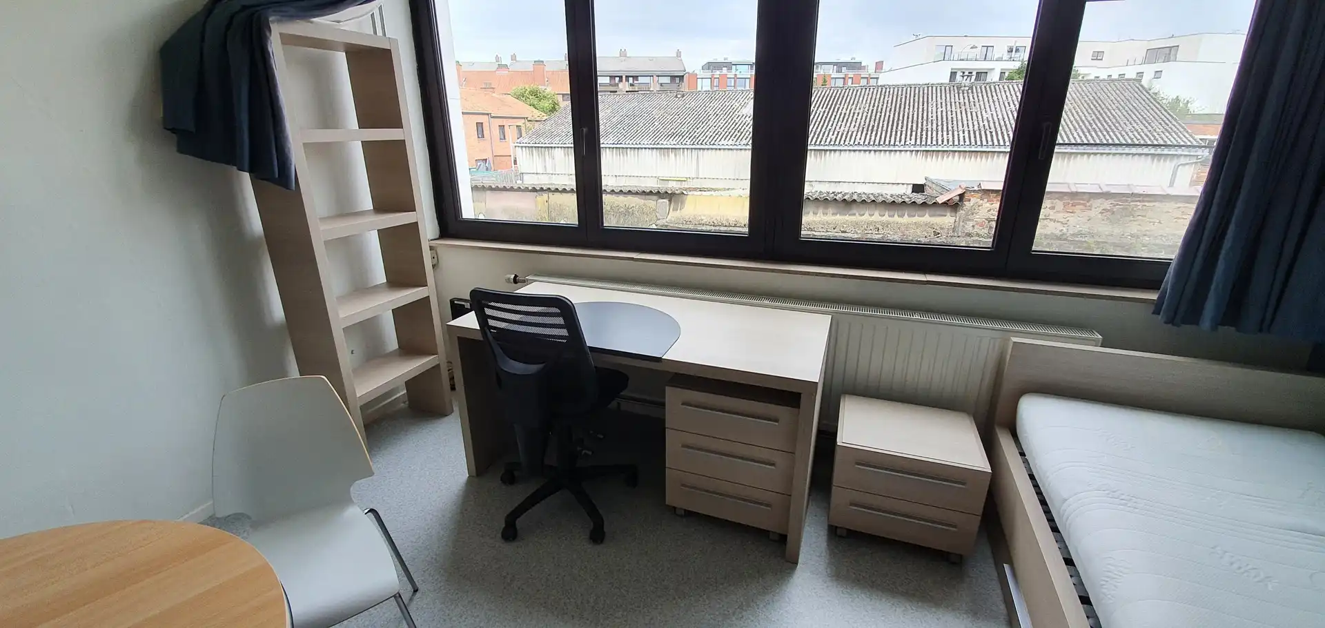 Moderne bemeubelde studio foto 2