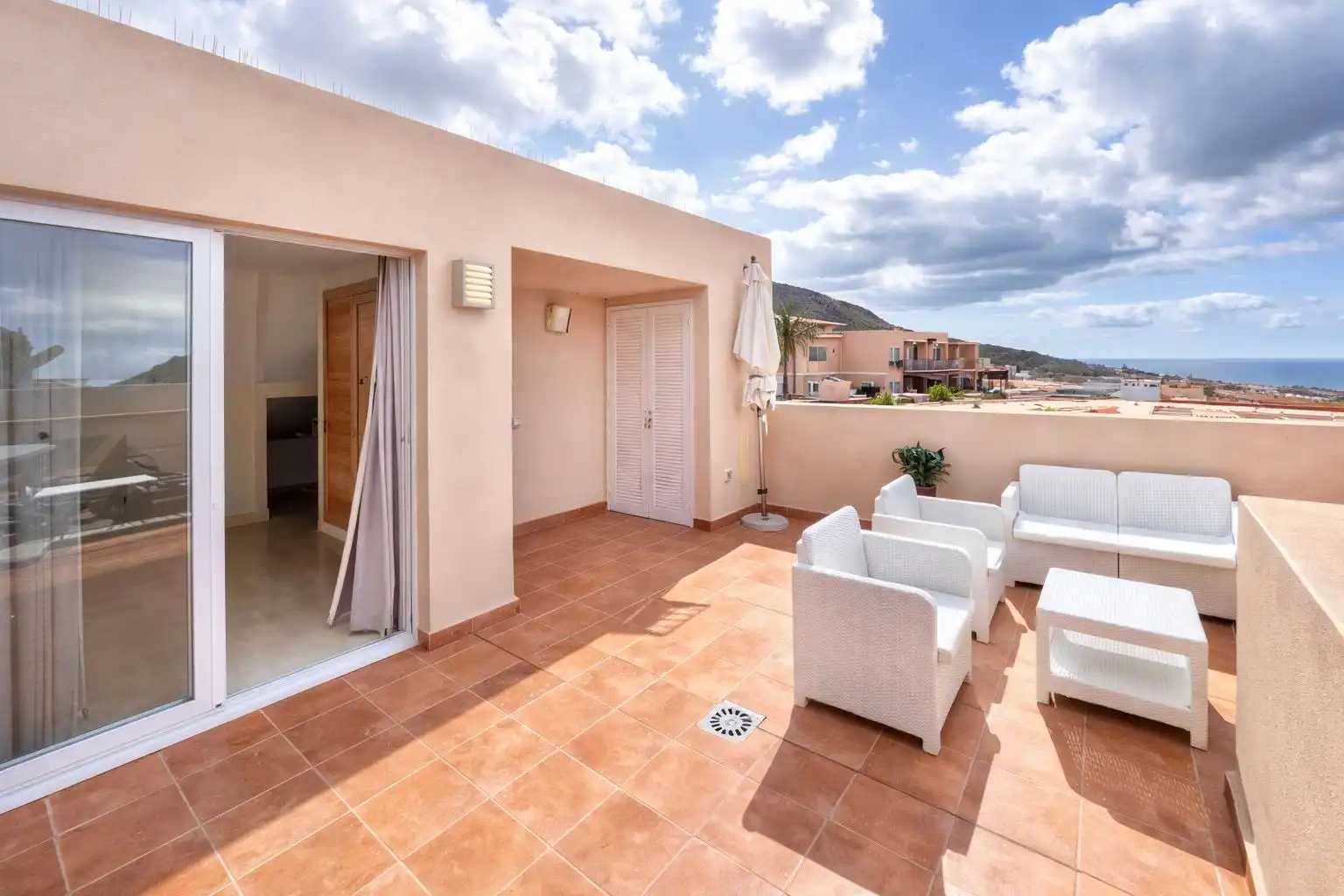 Charmante hoekwoning met zeezicht en dakterras  foto 27