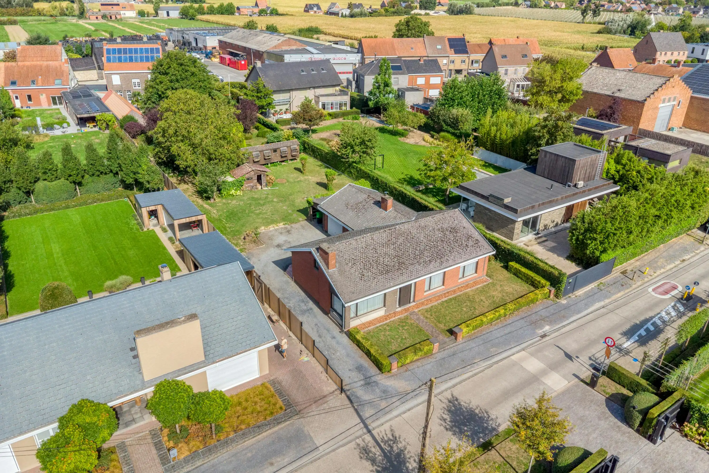 Alleenstaand huis op prachtig stuk grond van 1.037m² in Dentergem foto 4