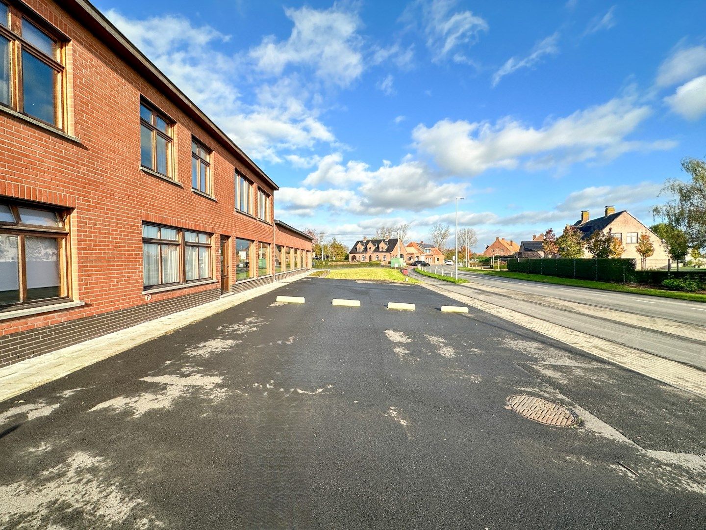 Winkelruimte/kantoor (met atelier, opslag en parking), Kortemark foto 4