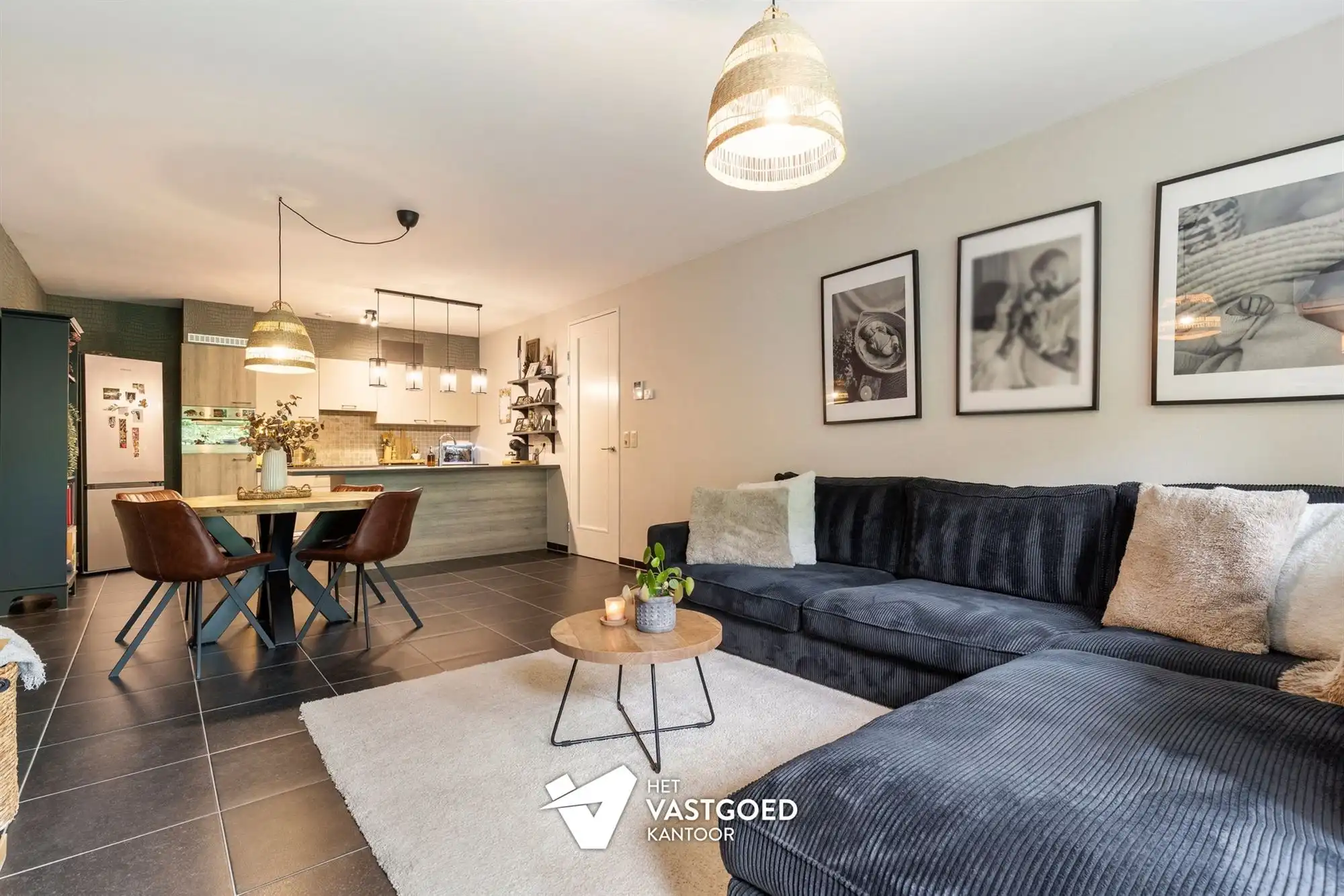 GEZELLIG APPARTEMENT MET 2 SLAAPKAMERS, RUIM TERRAS EN OVERDEKTE AUTOSTAANPLAATS TE BERINGEN foto {{pictureIndex}}