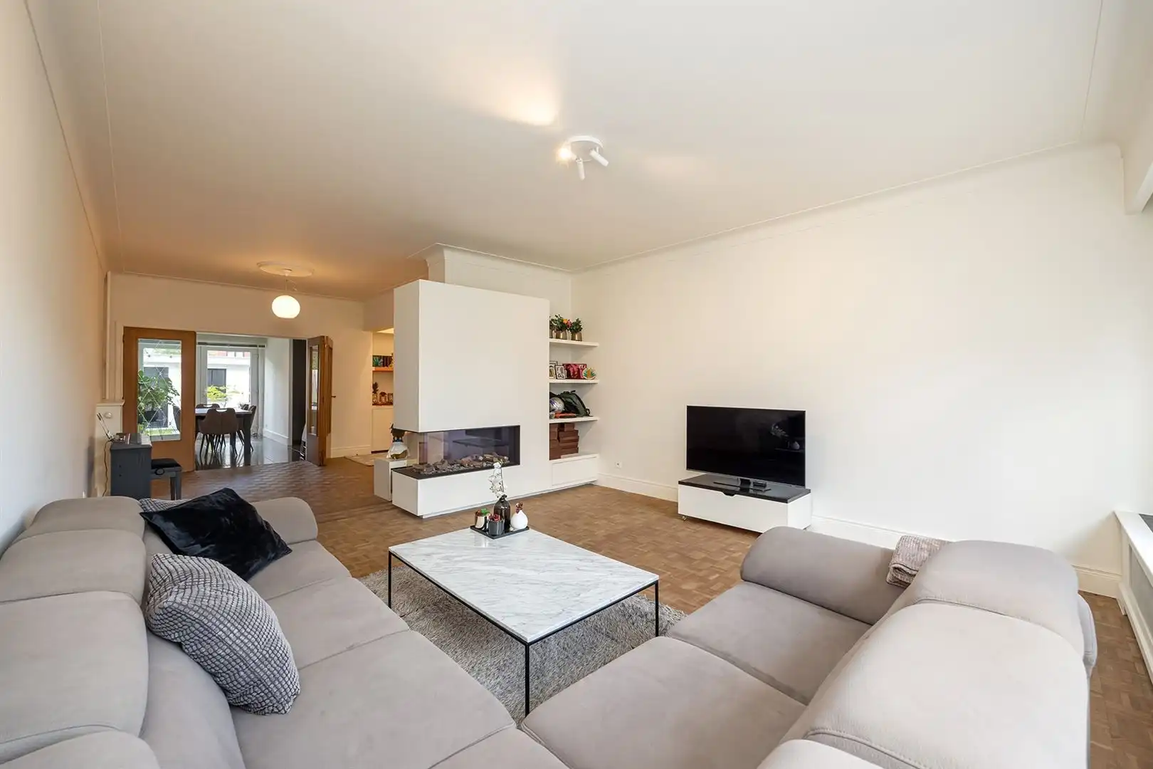 Gerenoveerde woning met vier slaapkamers en garage op rustige locatie foto 2