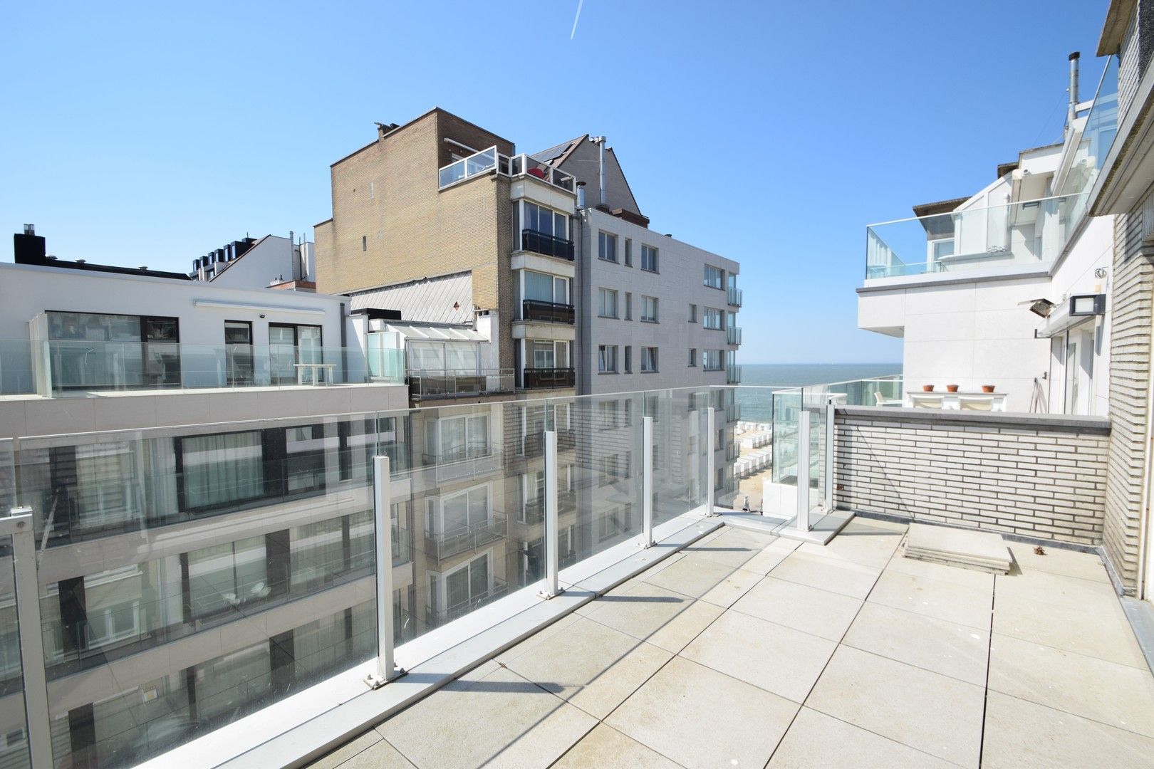 Lichtrijk appartement op een topligging met zijdelings zeezicht, vlakbij het Driehoeksplein. foto 2