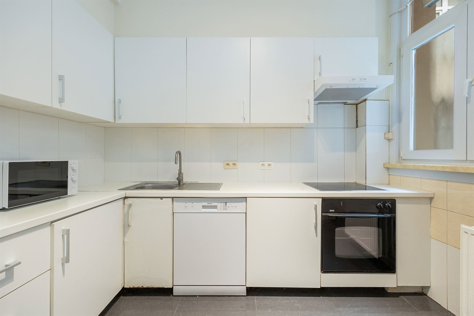 Op te frissen appartement in befaamde Meirbuilding foto 12