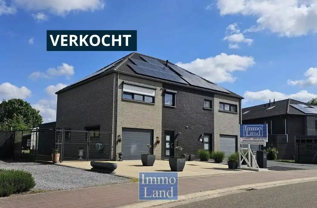 Ruime, recente, instapklare, energiezuinige half open bebouwing met degelijke en kwalitatieve afwerking en zonnepanelen, gelegen net buiten de grote ring van Hasselt. foto {{pictureIndex}}